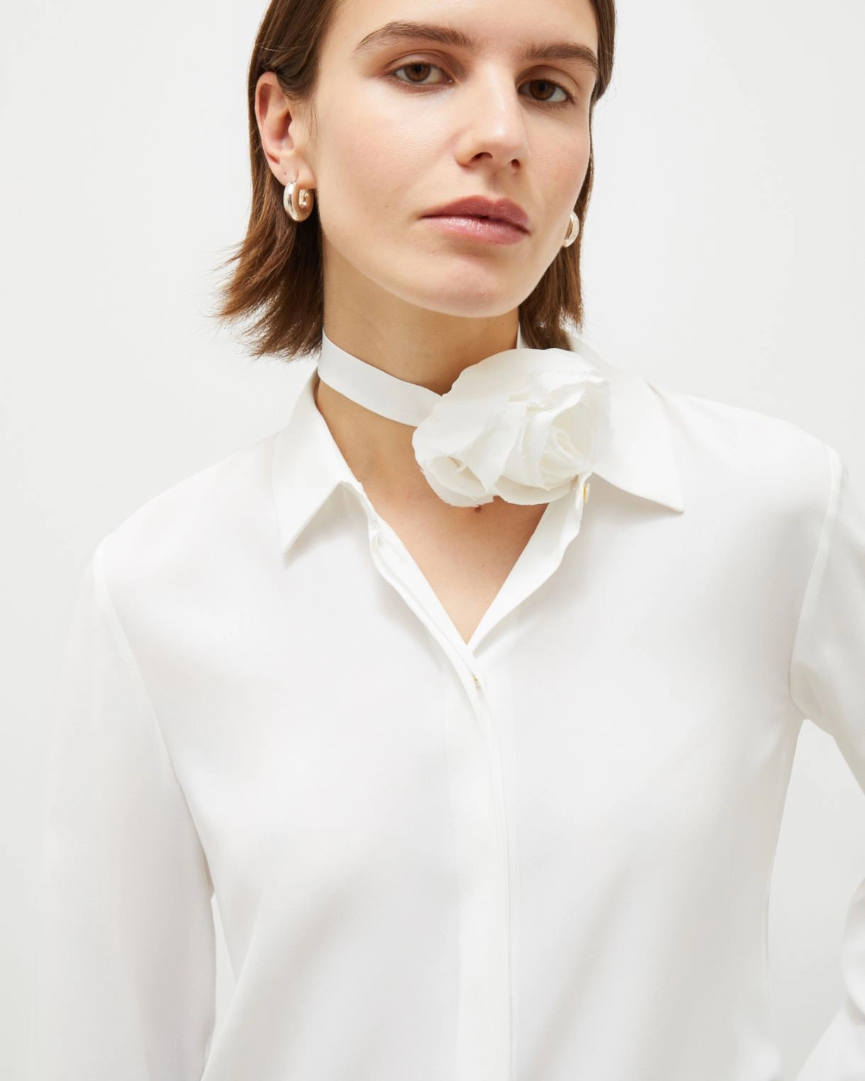 Camicia in crêpe con cintura a fiore Inaco