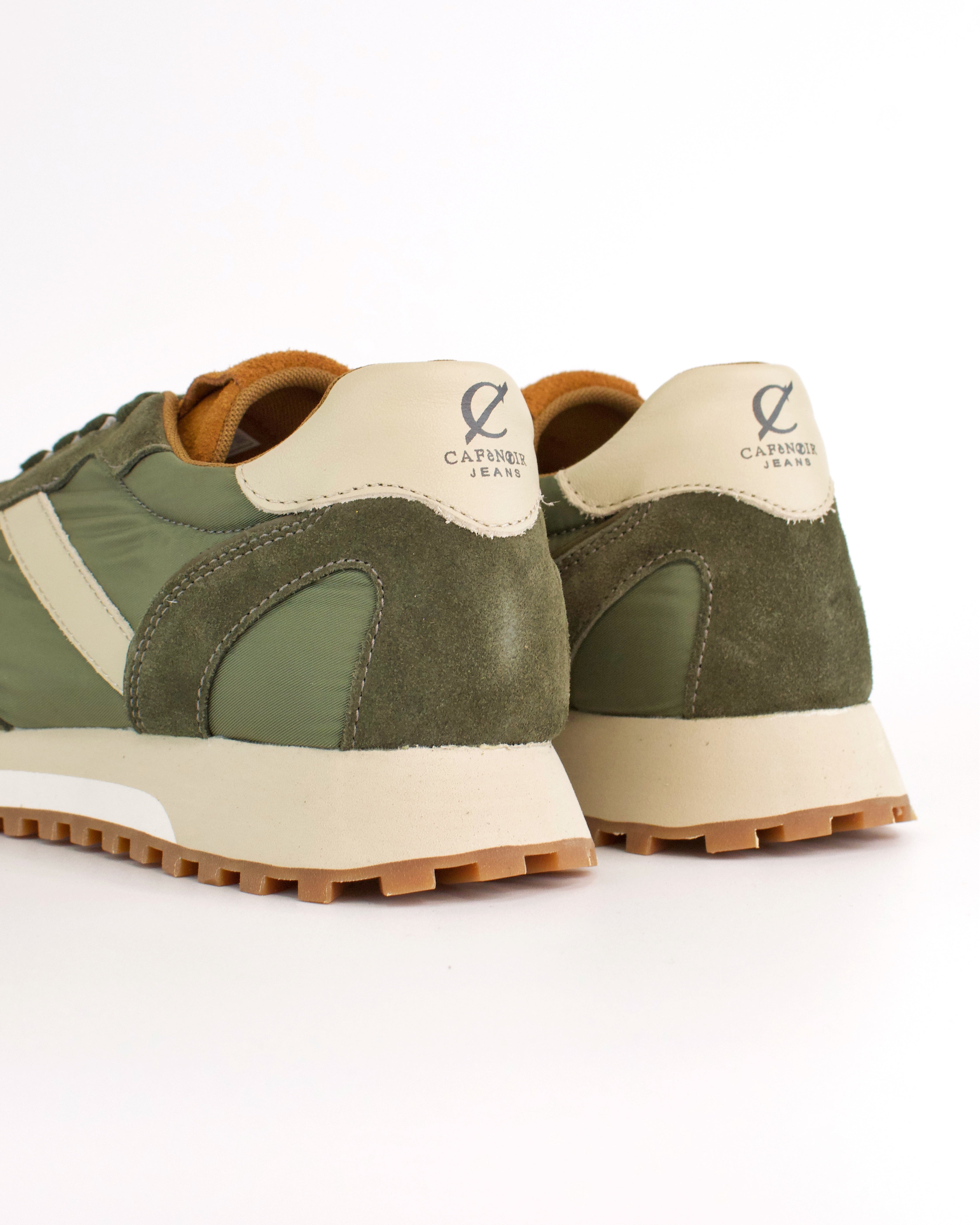 Sneaker in pelle scamosciata e tessuto
