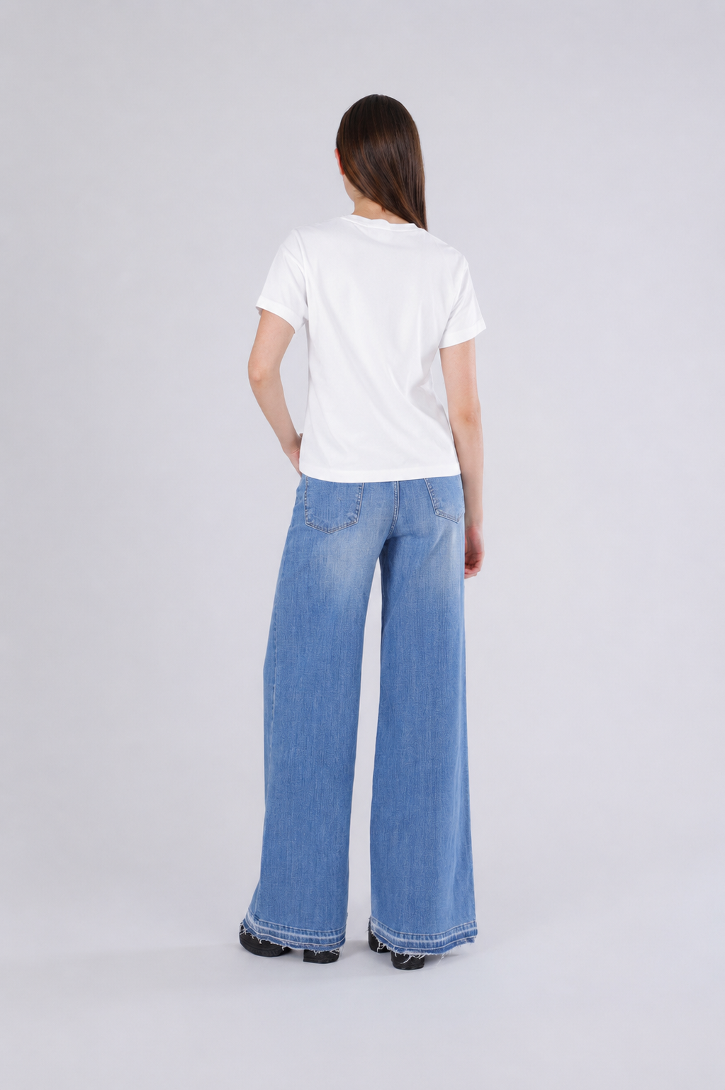 T-shirt con fiori di pailettes