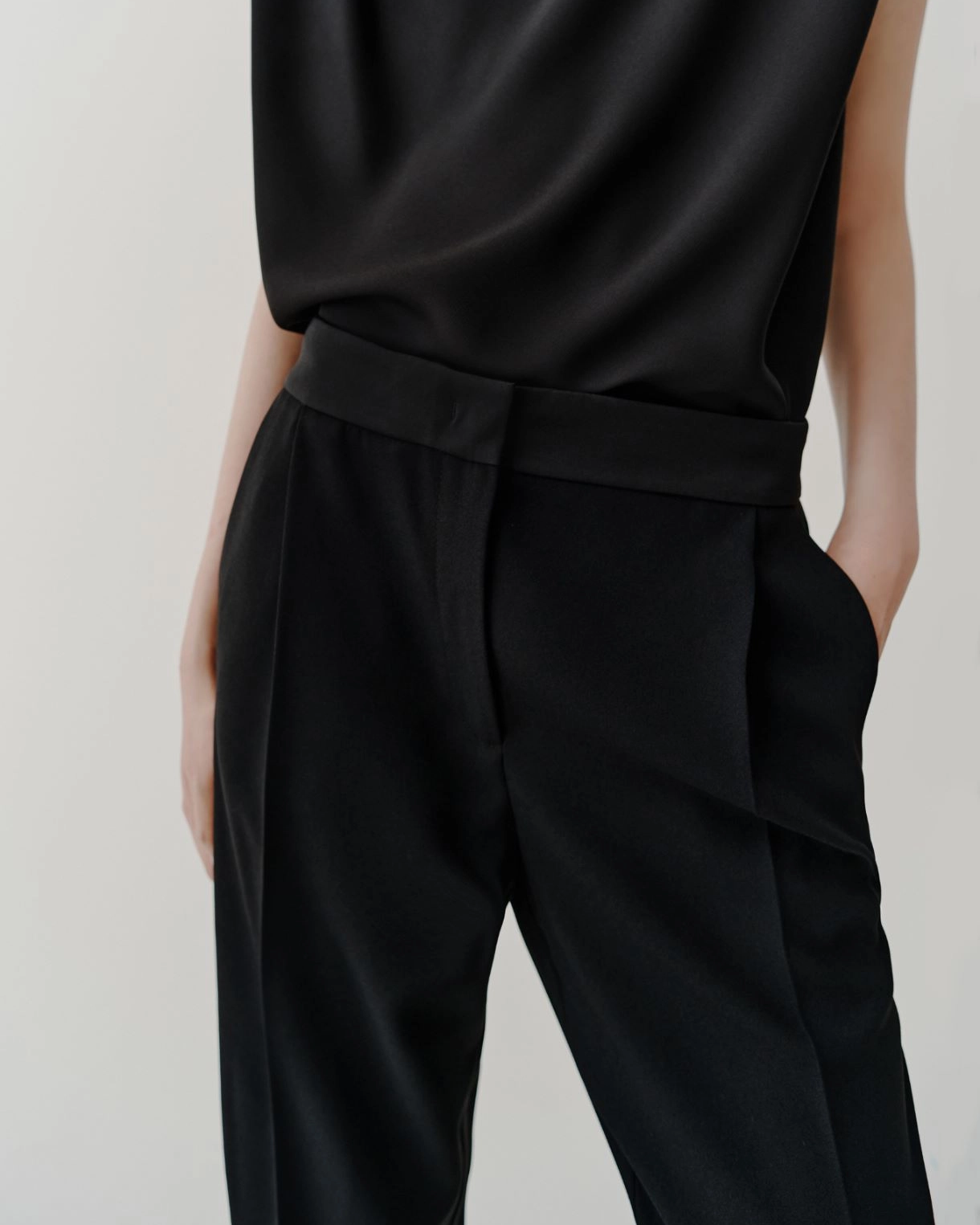 Pantaloni a sigaretta in crêpe Izabel