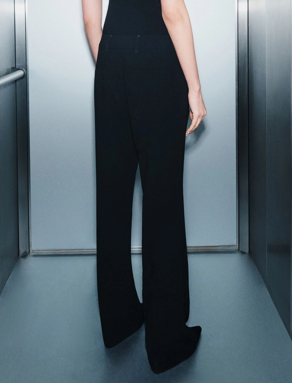 Pantalone mini flare in crêpe envers satin Mllvalanga