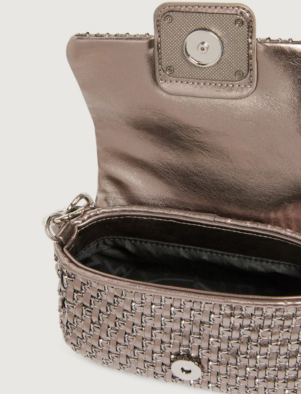 Borsa intrecciata con manico a catena Lontra1