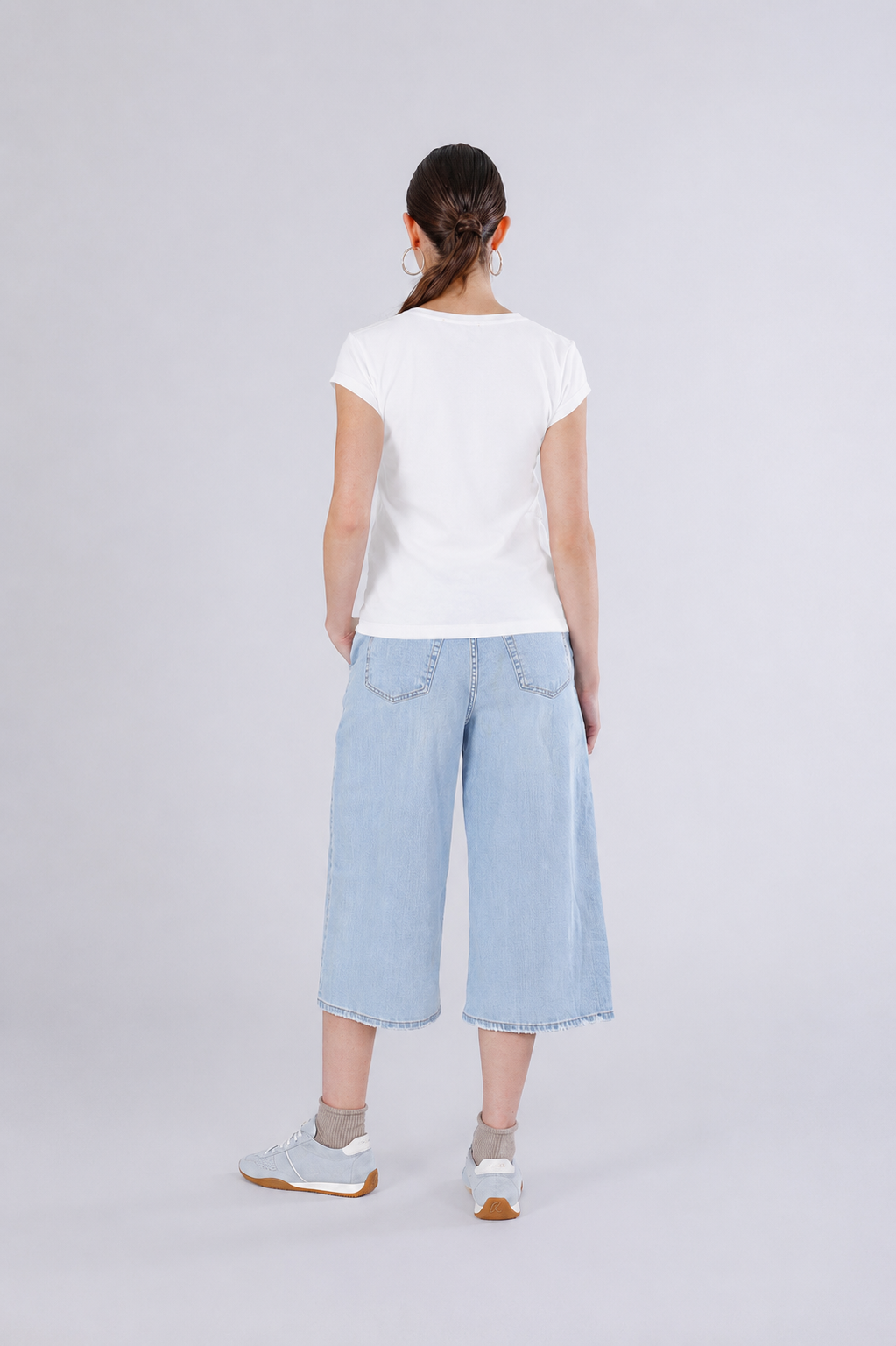 T-shirt con stampa ciliegia e scollo a "v"