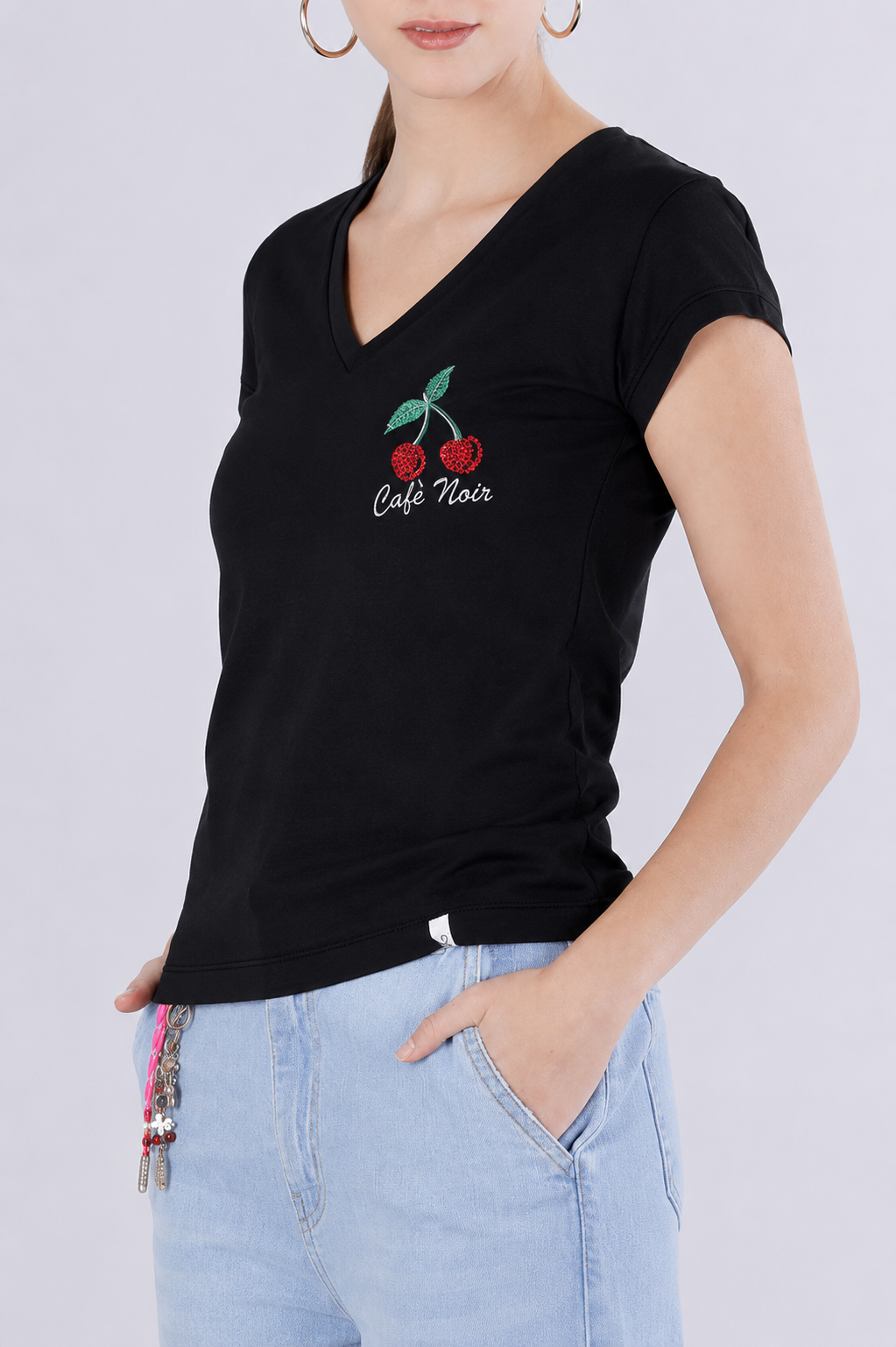T-shirt con stampa ciliegia e scollo a "v"