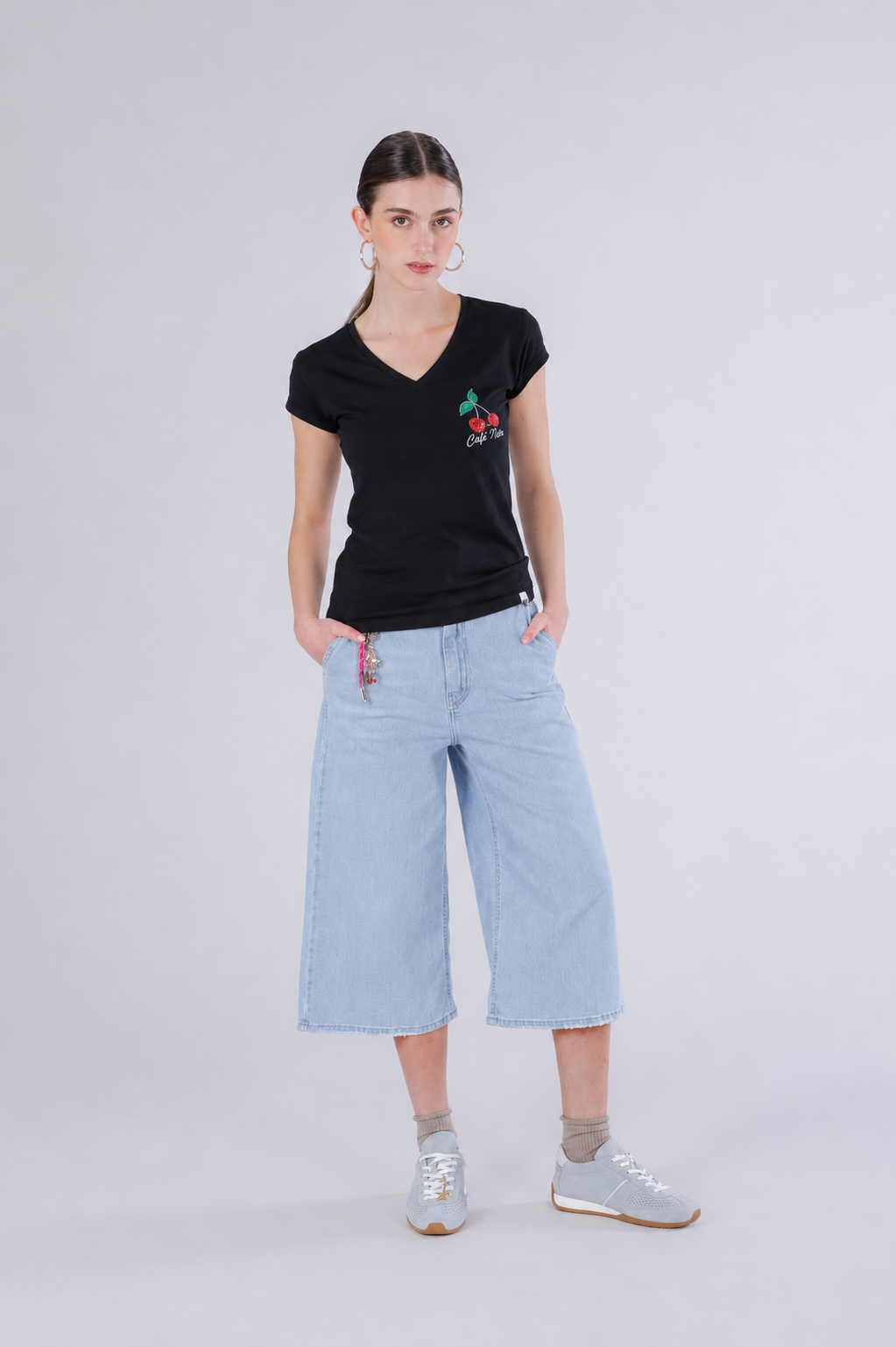 T-shirt con stampa ciliegia e scollo a "v"