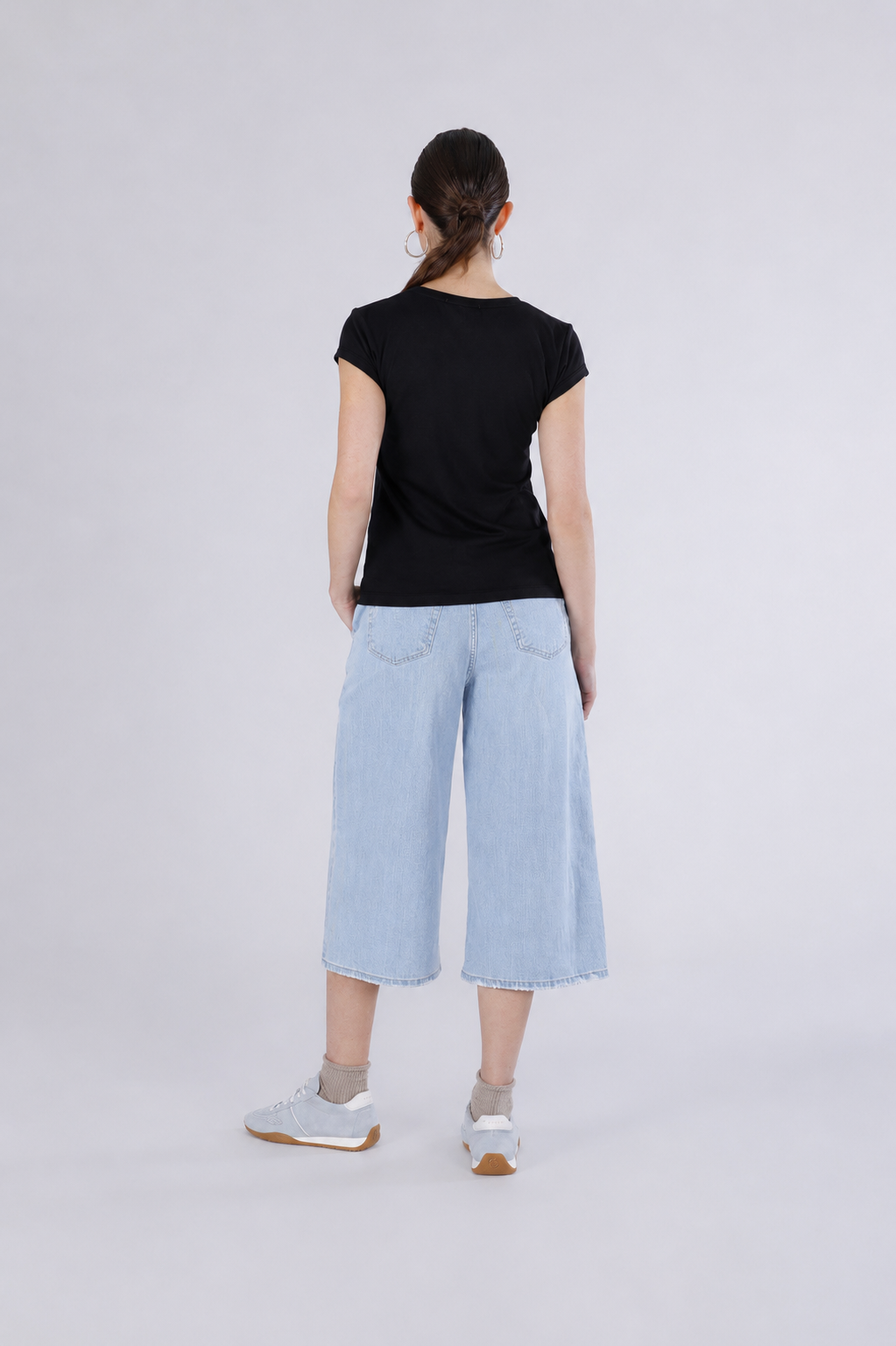 T-shirt con stampa ciliegia e scollo a "v"