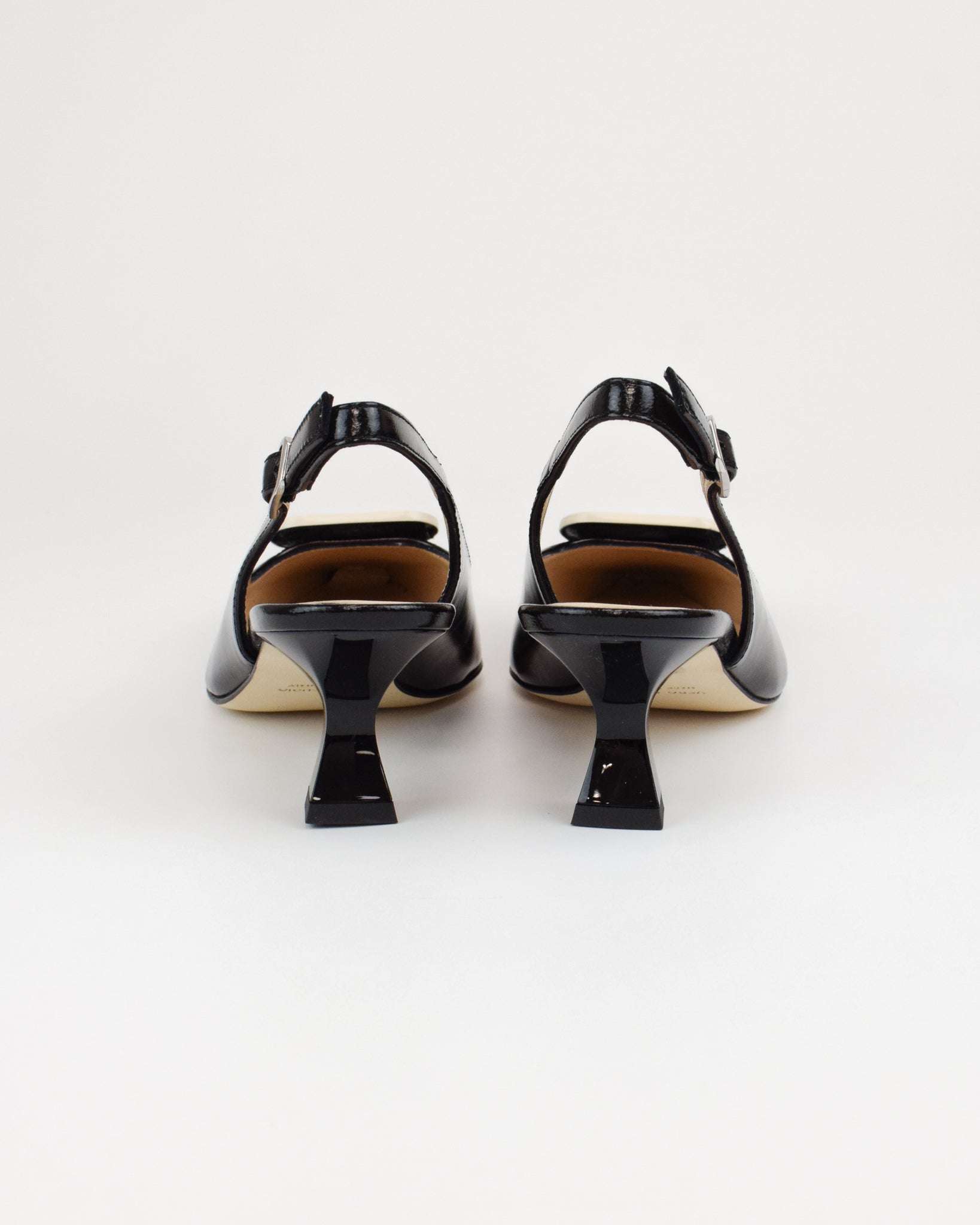 Slingback in vernice con accessorio