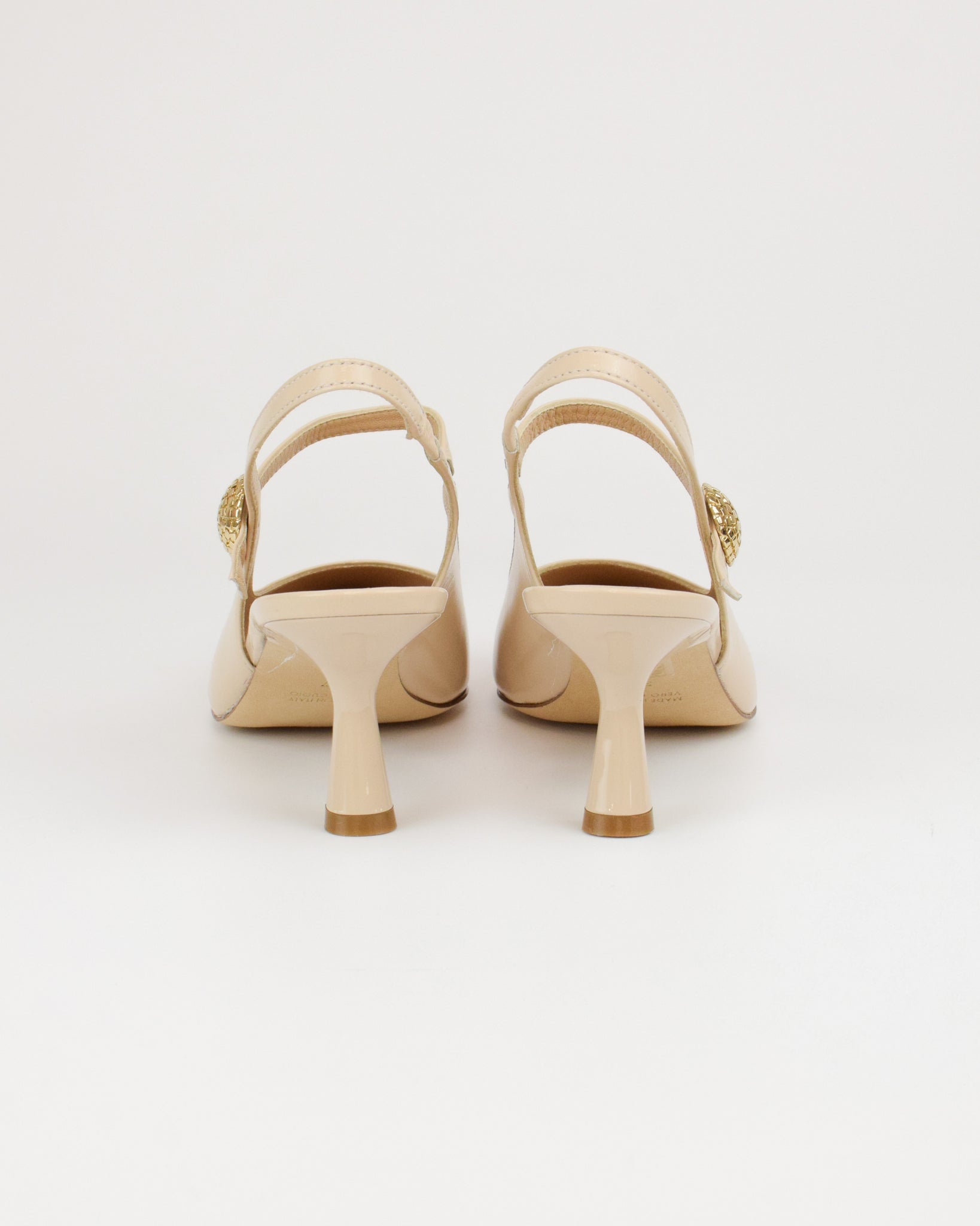Slingback in vernice con dettaglio gioiello