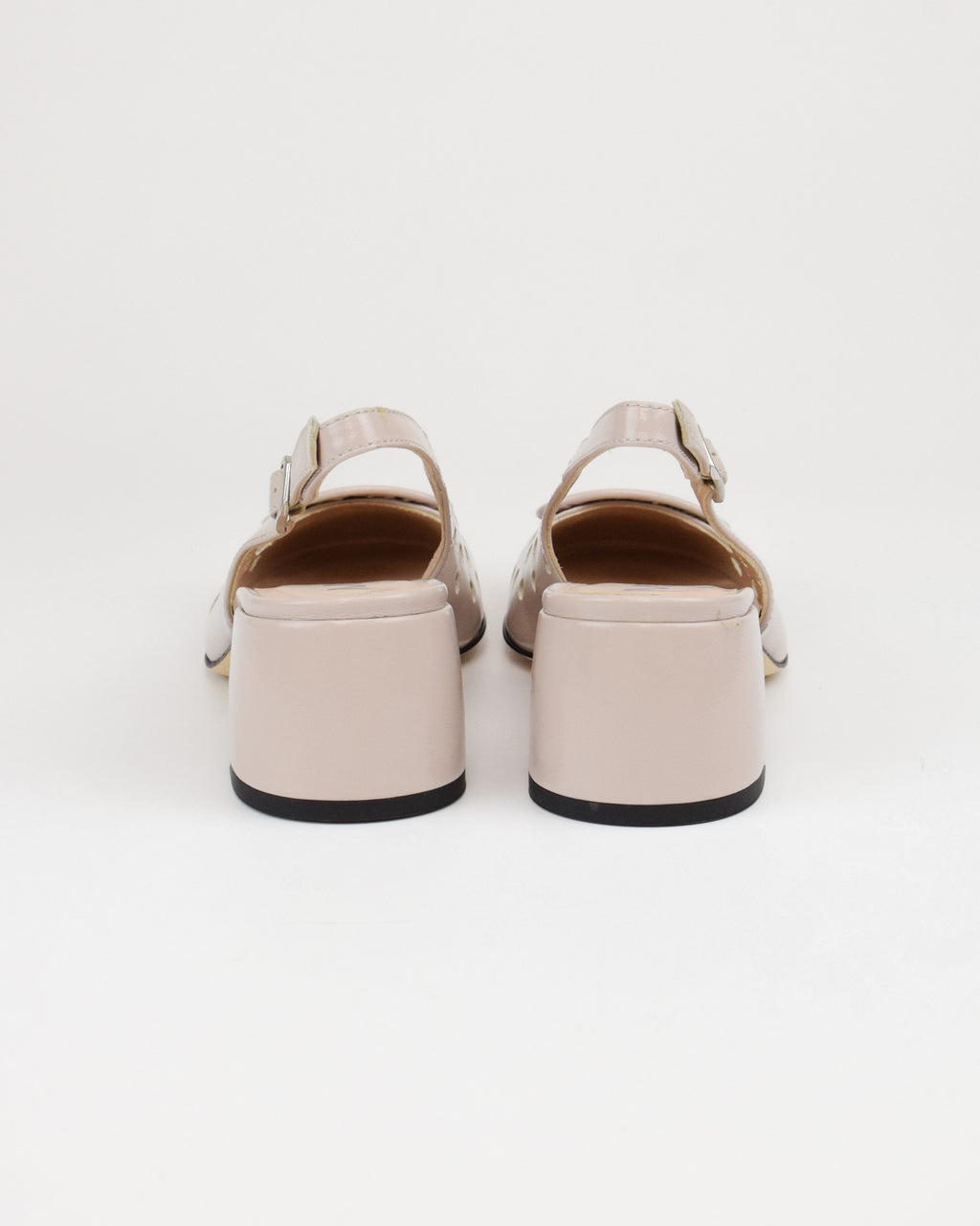 Slingback in vernice traforata