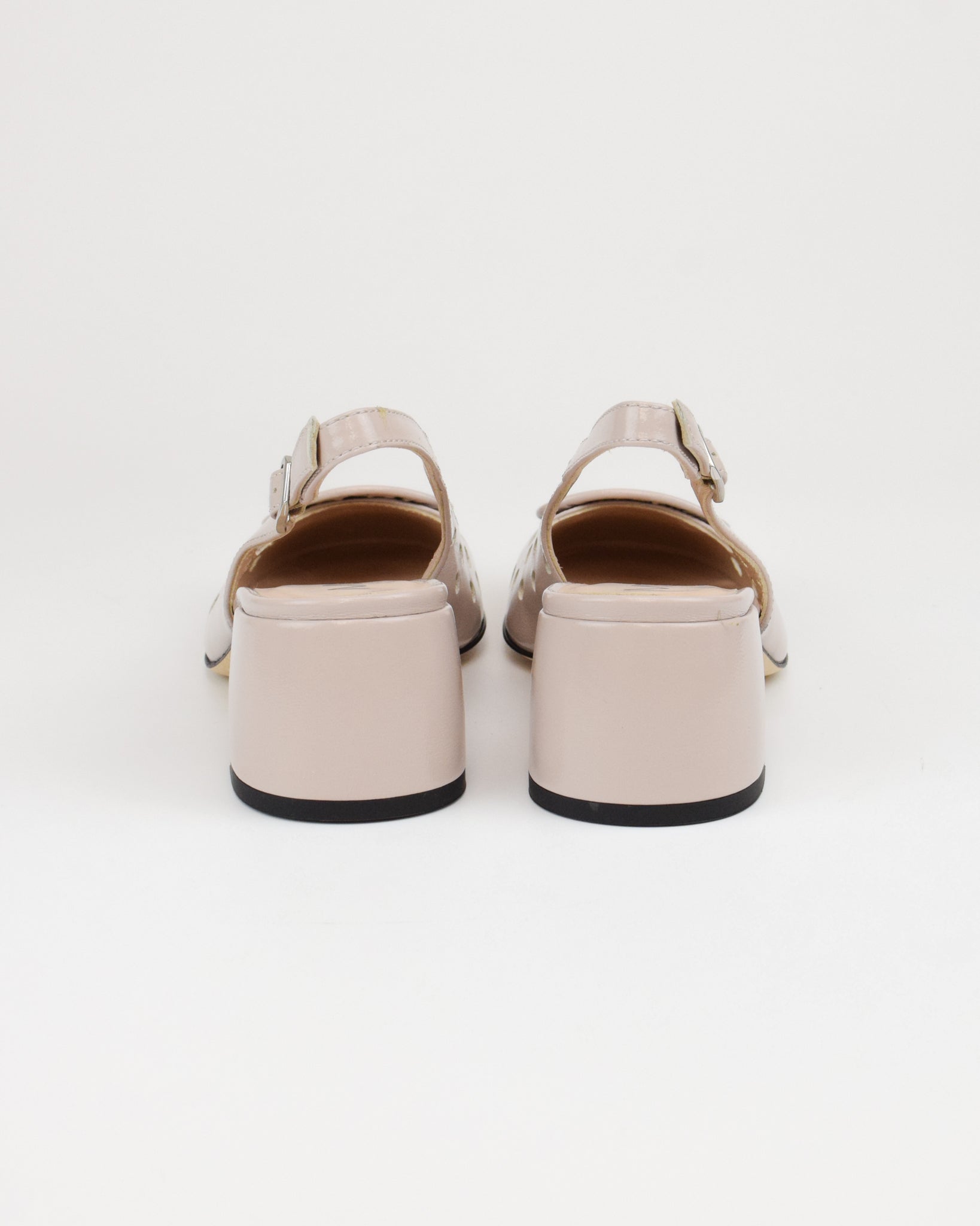 Slingback in vernice traforata