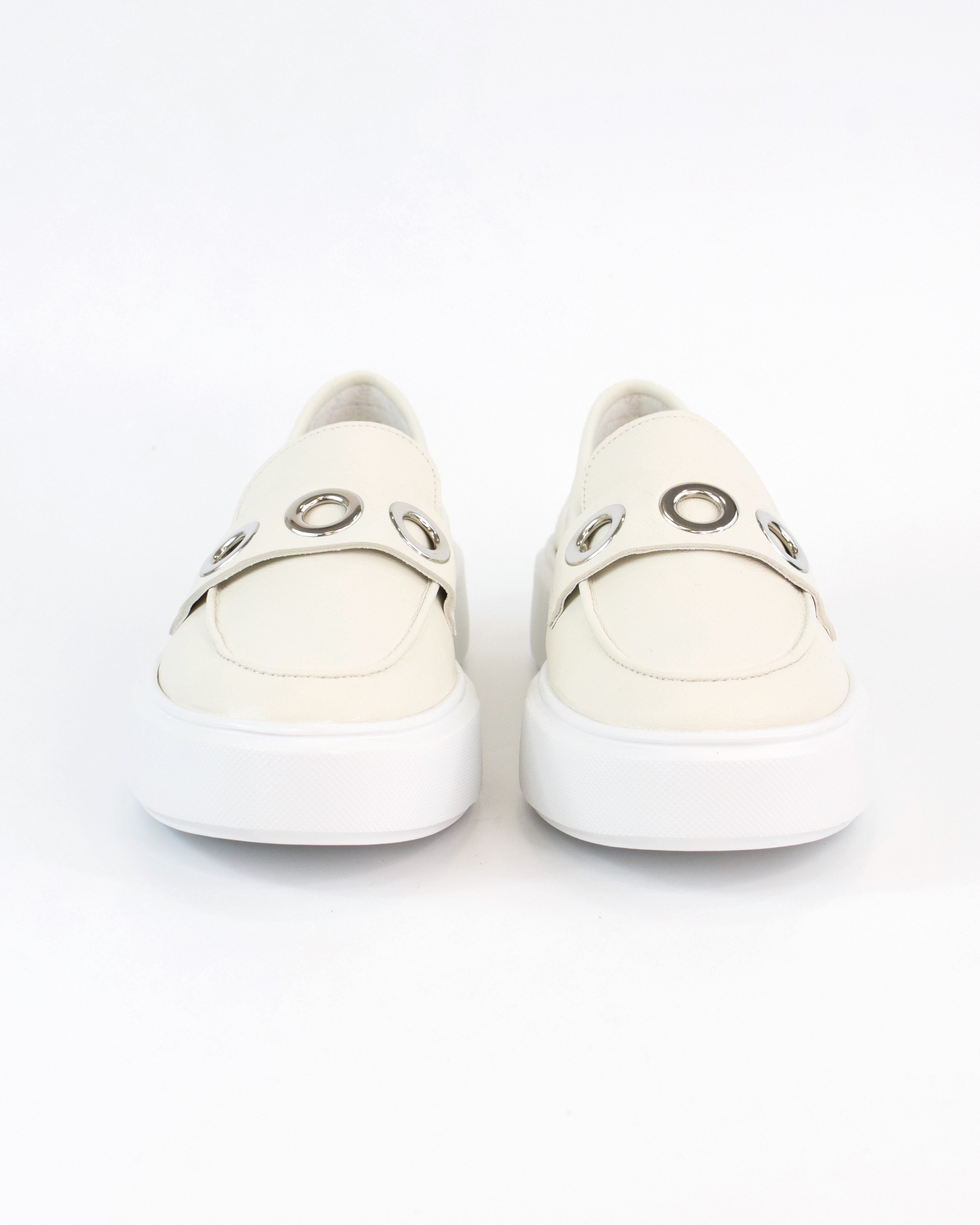 Slip-on in pelle con occhielli
