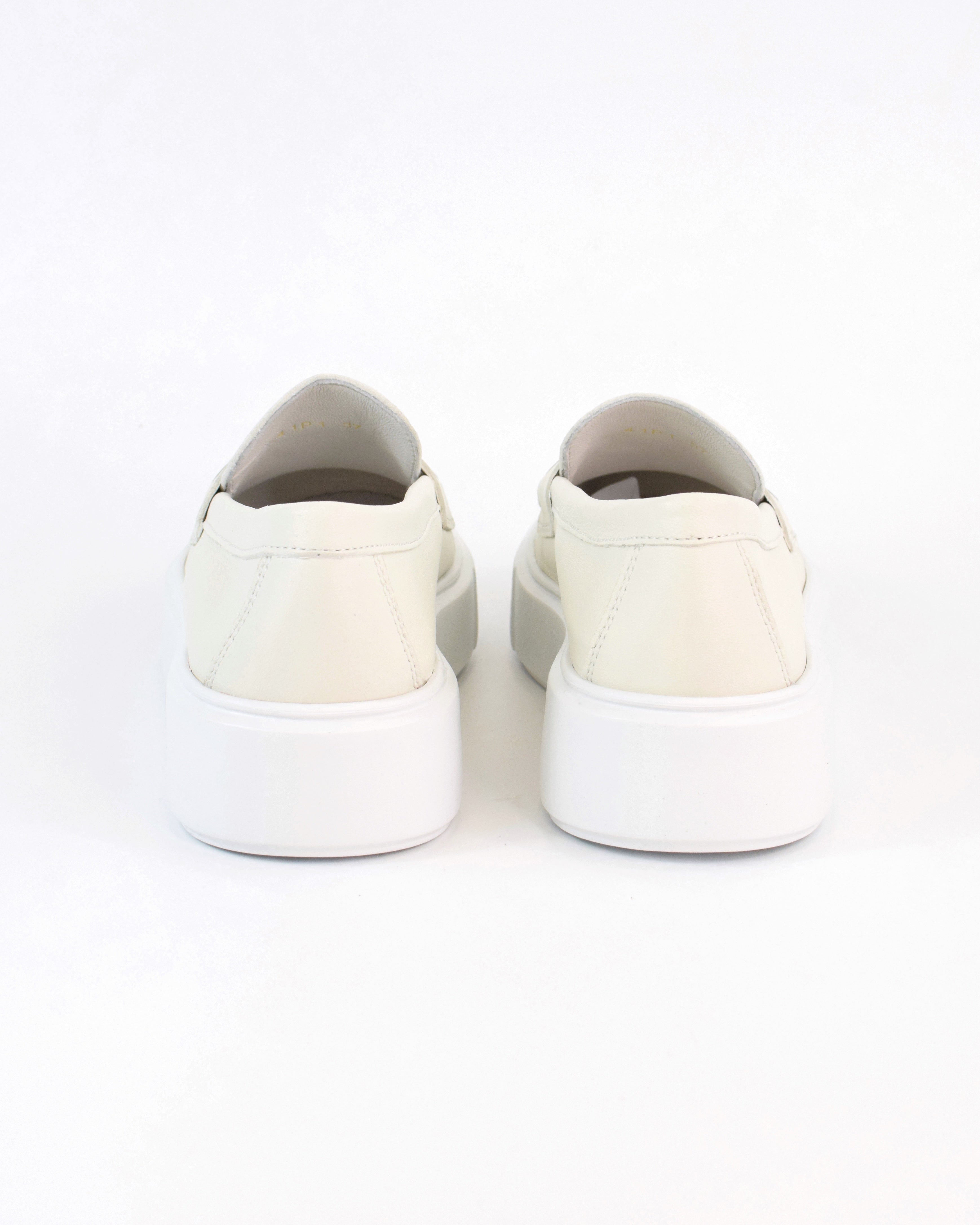 Slip-on in pelle con occhielli