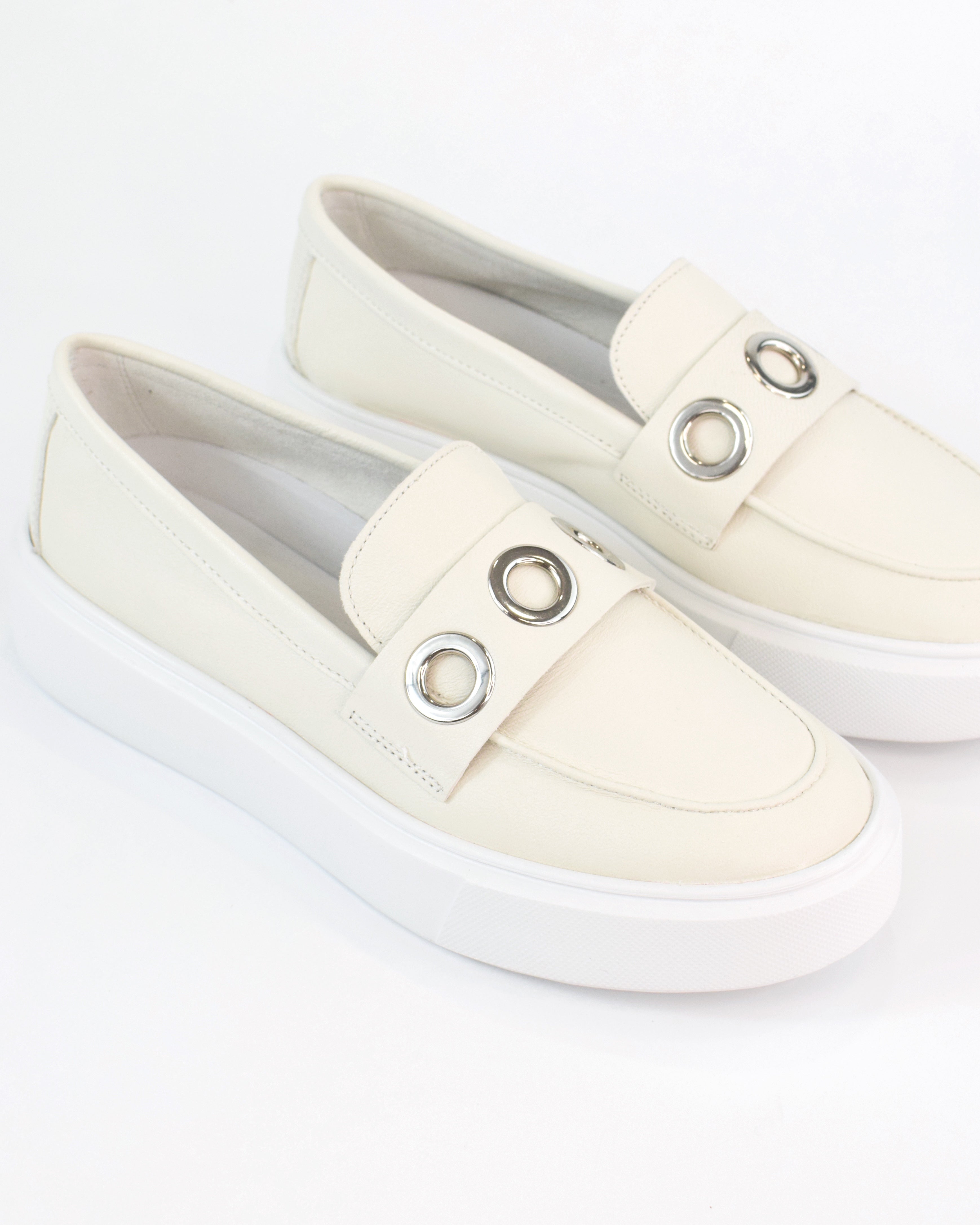 Slip-on in pelle con occhielli