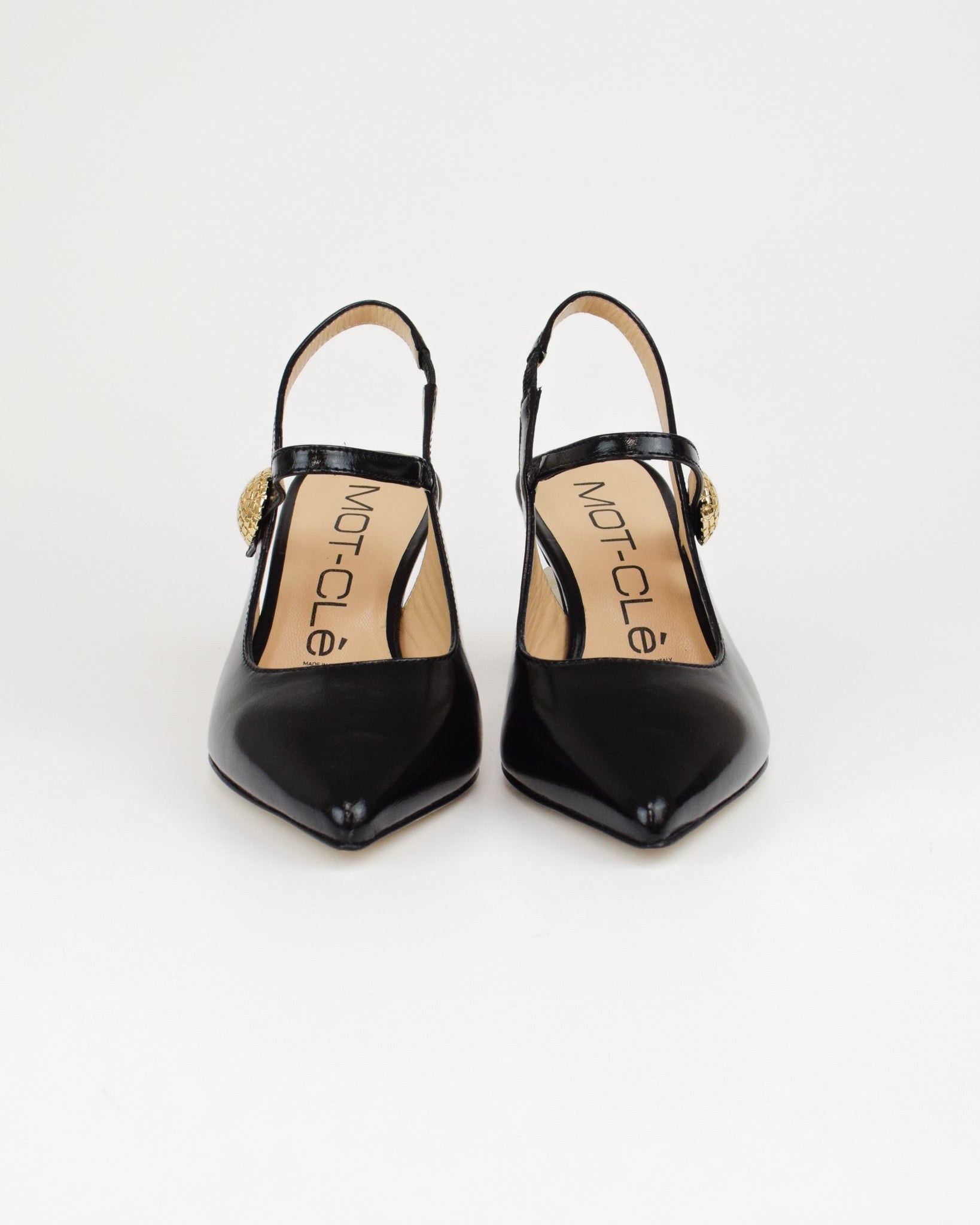 Slingback in vernice con dettaglio gioiello