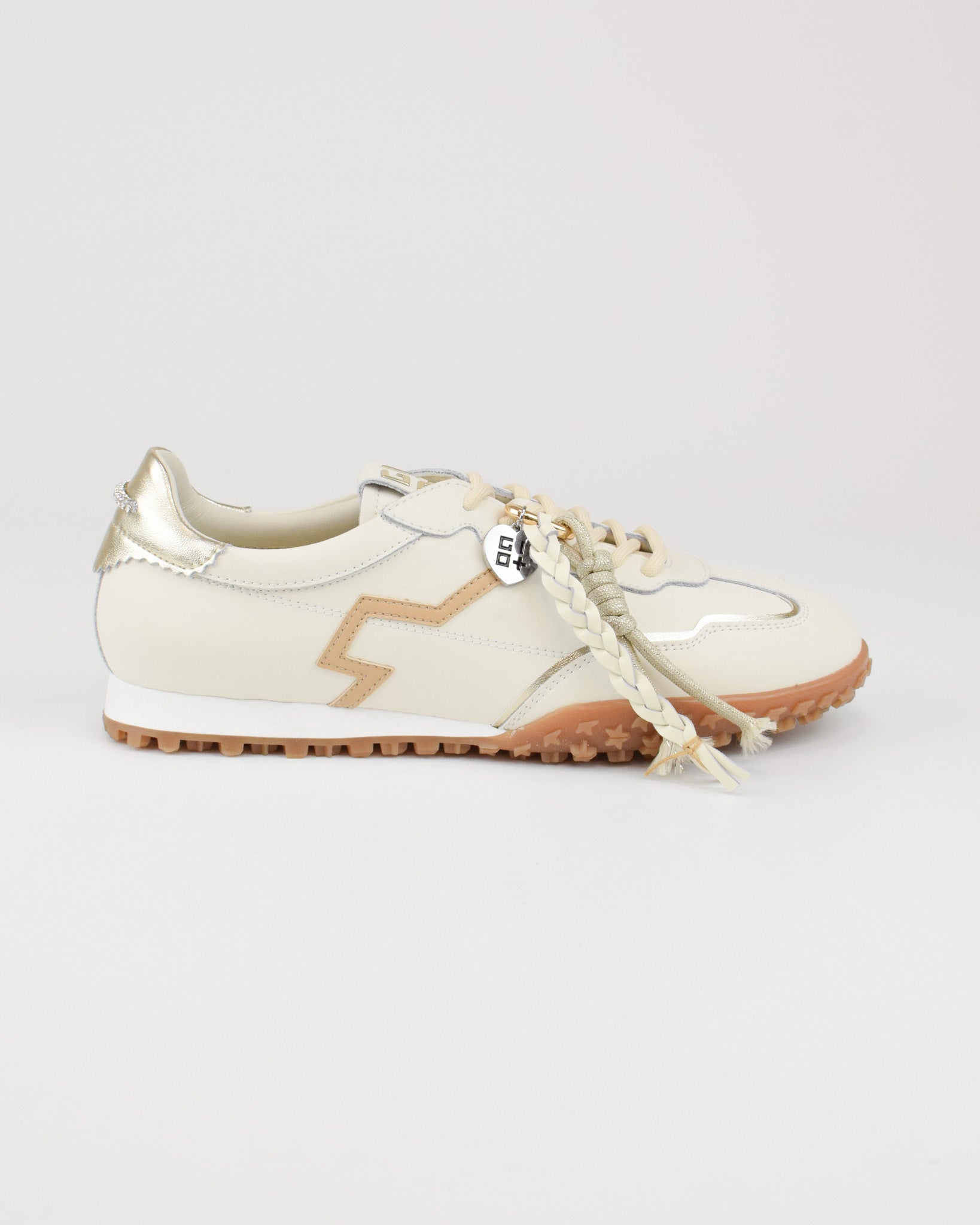 Sneaker in pelle e accessori
