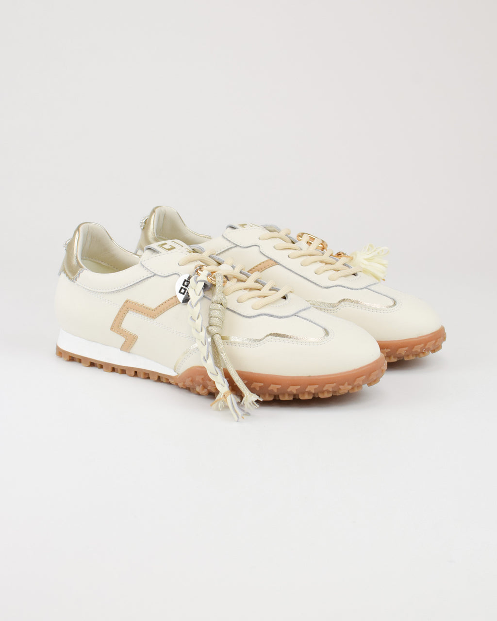 Sneaker in pelle e accessori