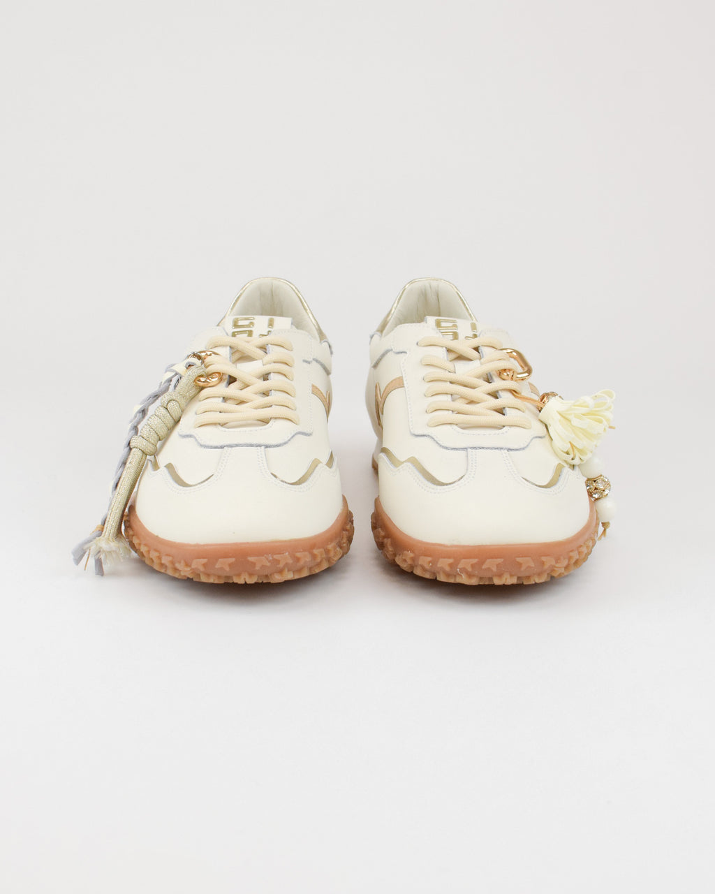 Sneaker in pelle e accessori