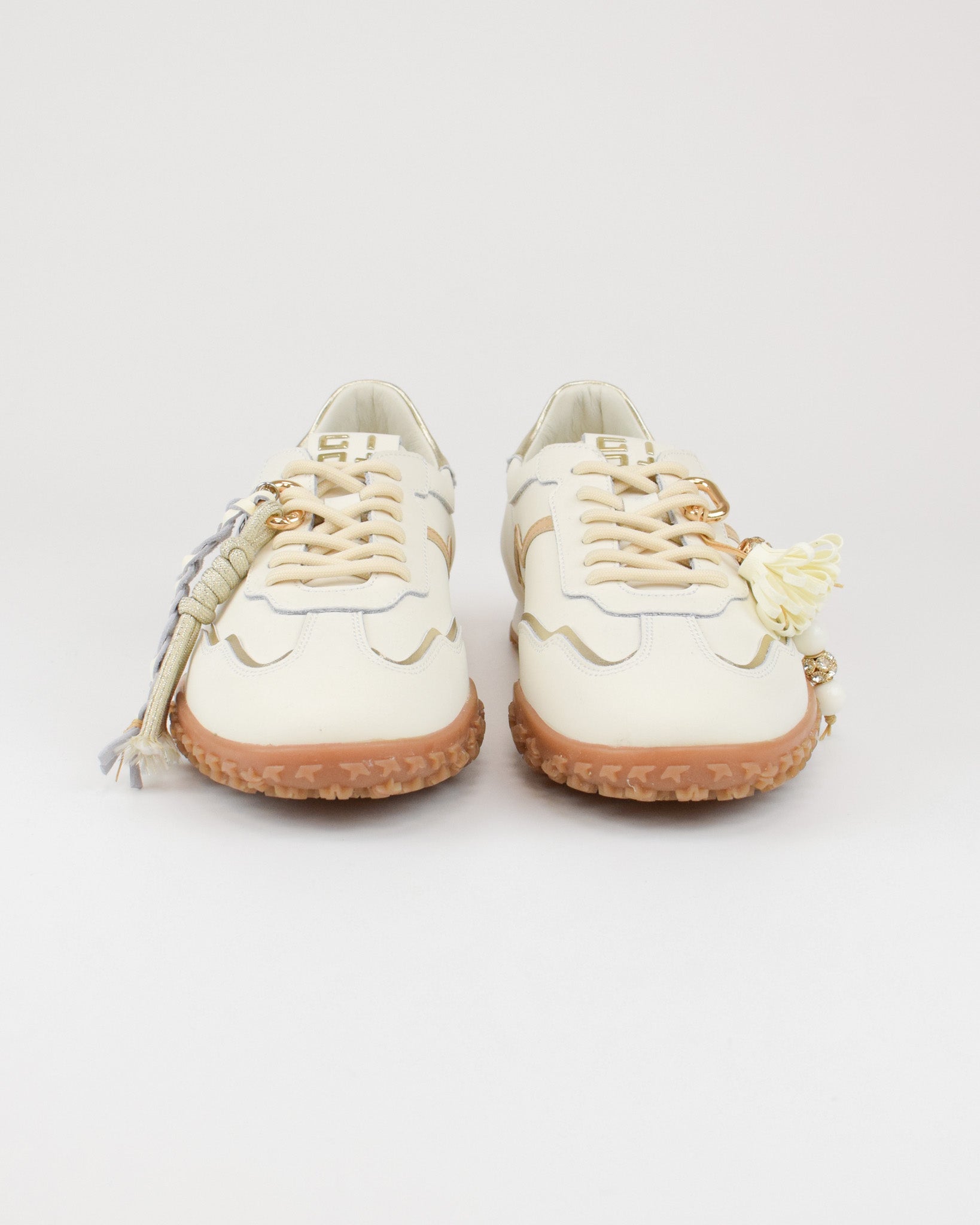 Sneaker in pelle e accessori
