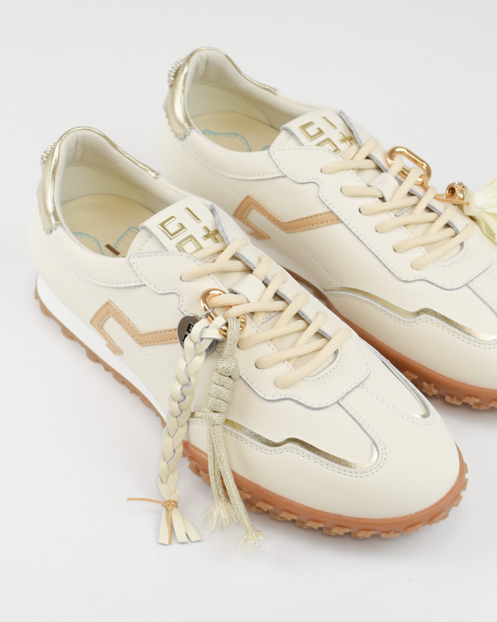Sneaker in pelle e accessori