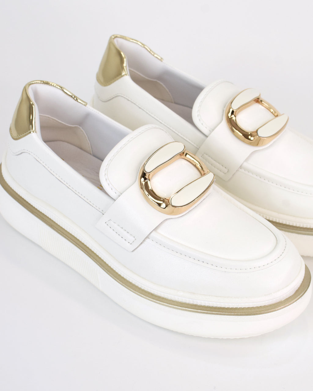 Mocassino in pelle con accessorio smaltato