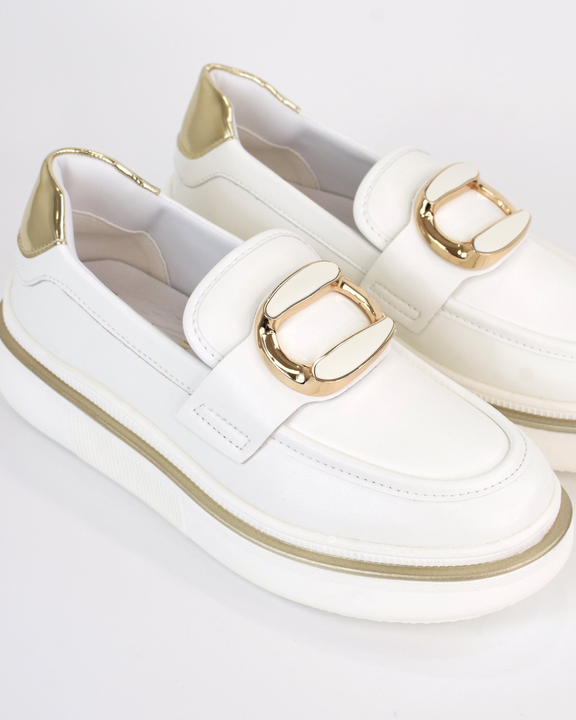 Mocassino in pelle con accessorio smaltato