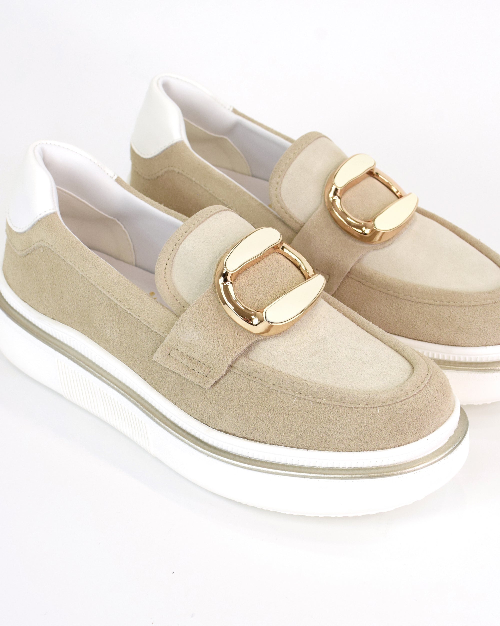Mocassino in pelle scamosciata con accessorio smaltato