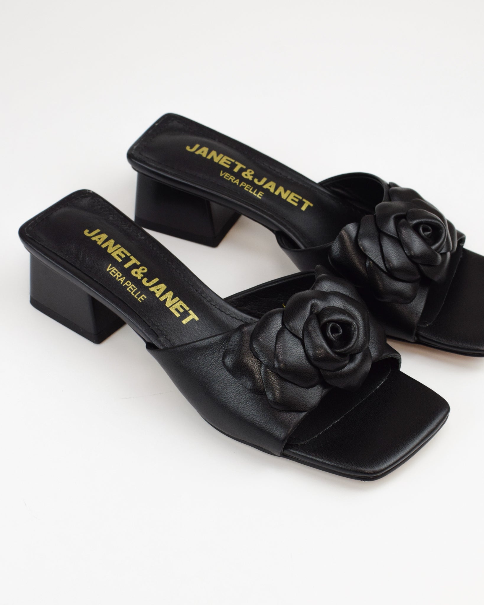 Sandalo in pelle con fiore