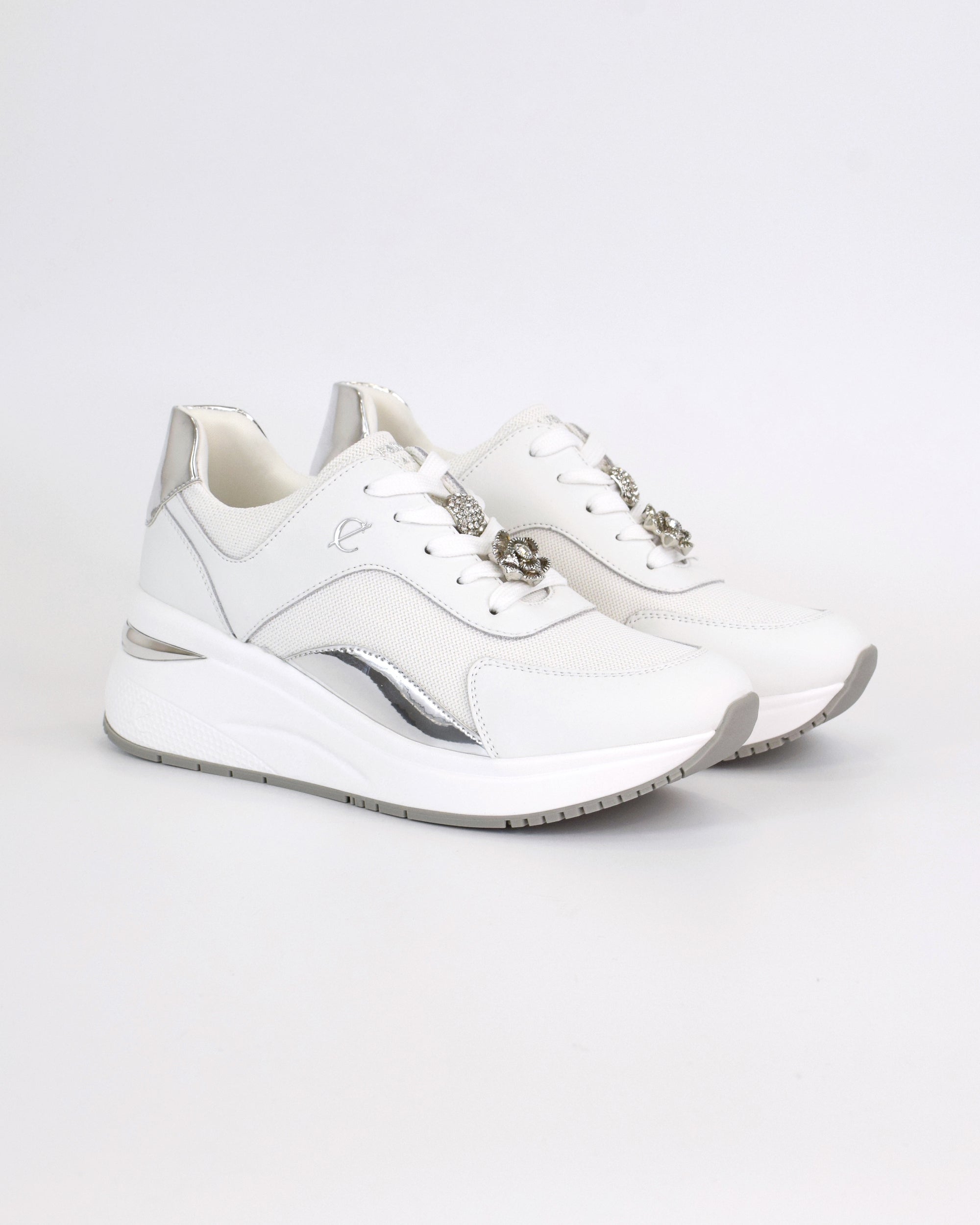 Sneaker con accessori