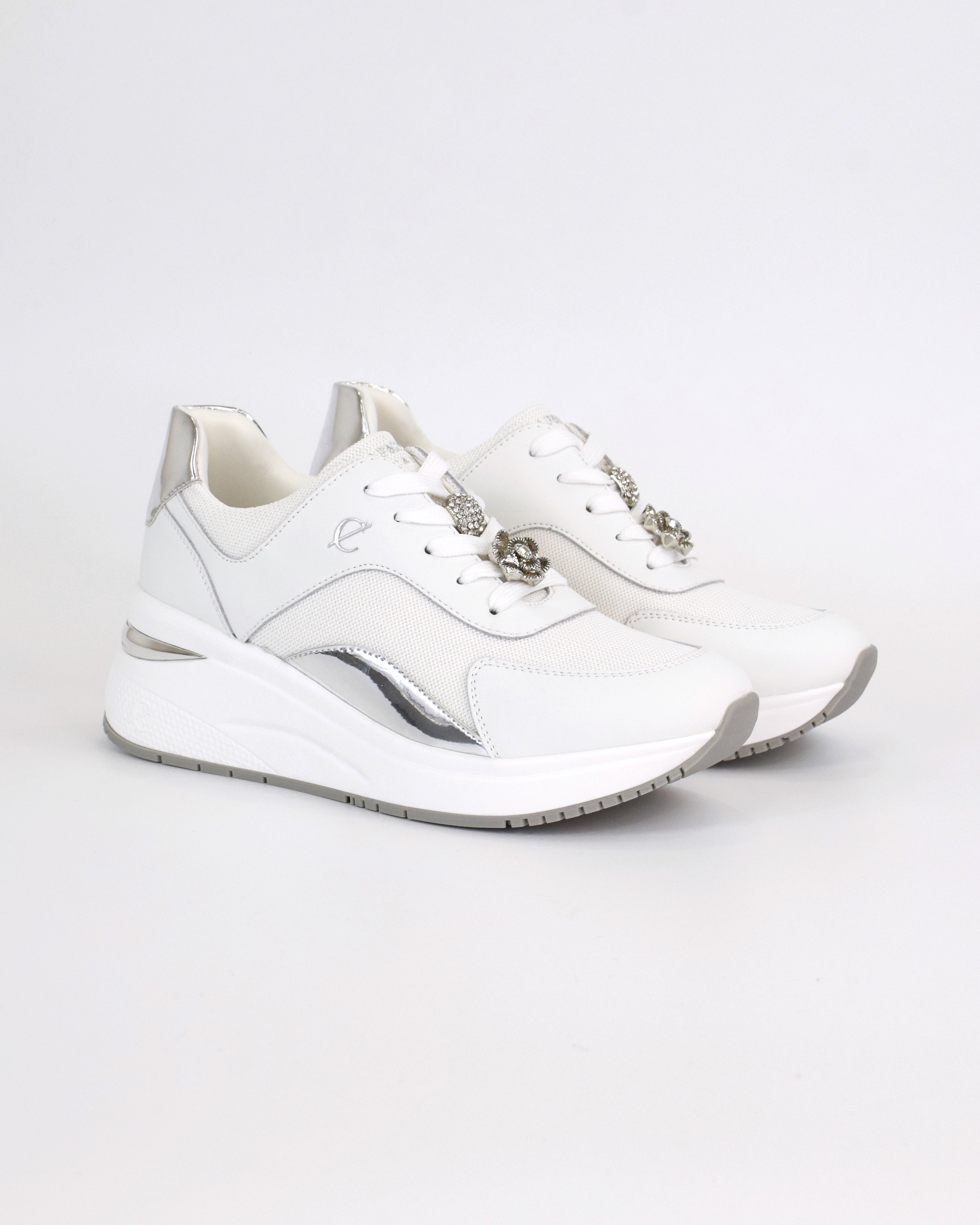 Sneaker con accessori