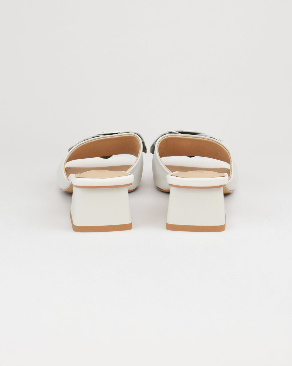 Sandalo in pelle con fiore