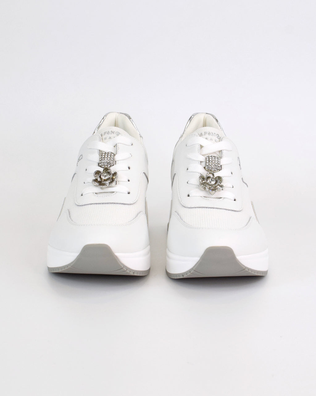 Sneaker con accessori