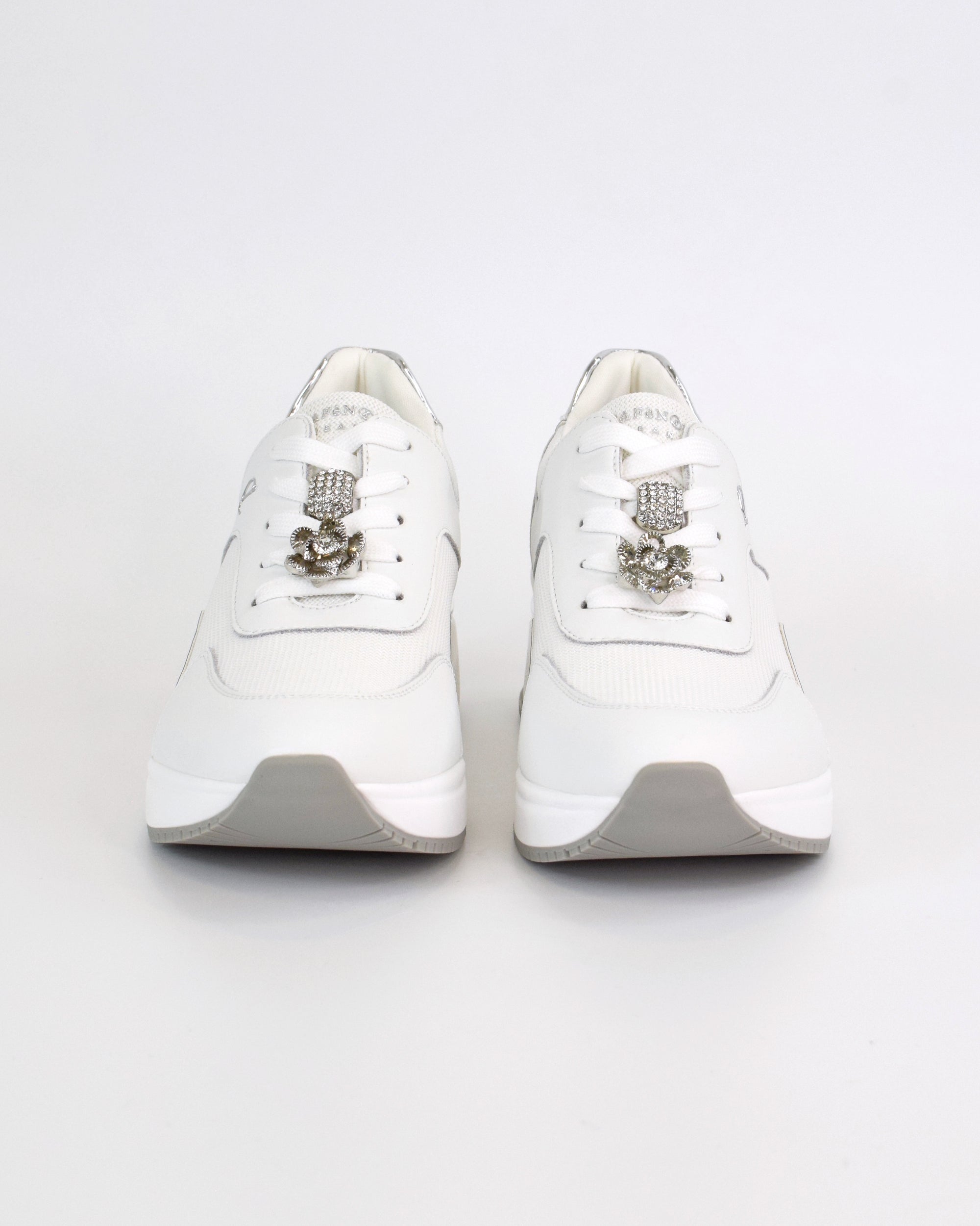 Sneaker con accessori
