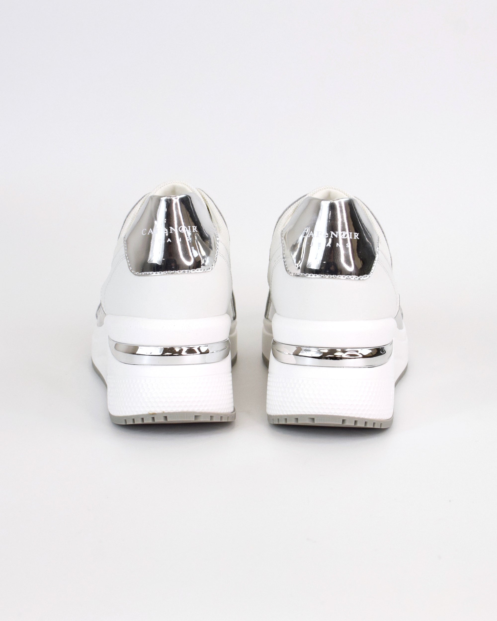 Sneaker con accessori