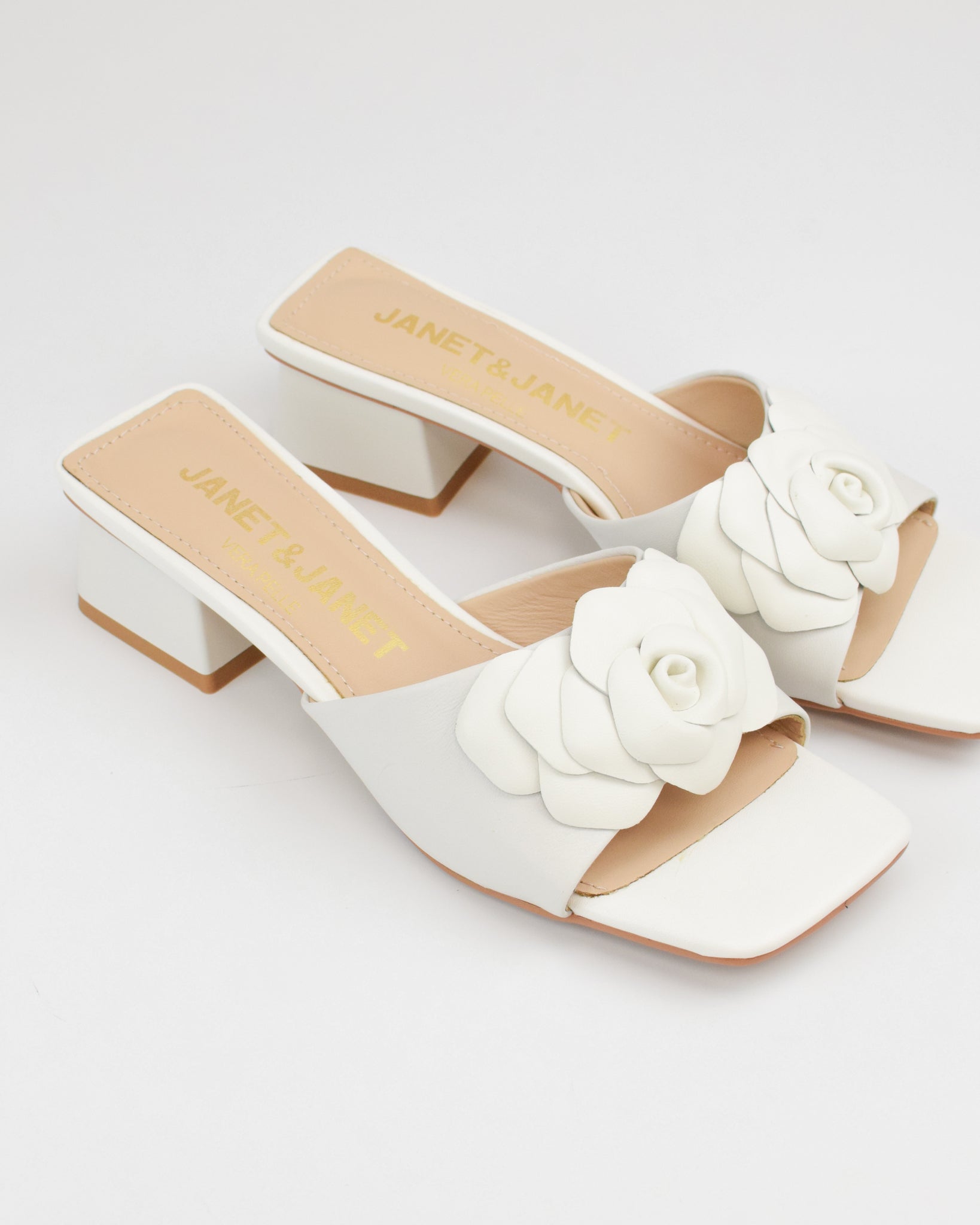 Sandalo in pelle con fiore