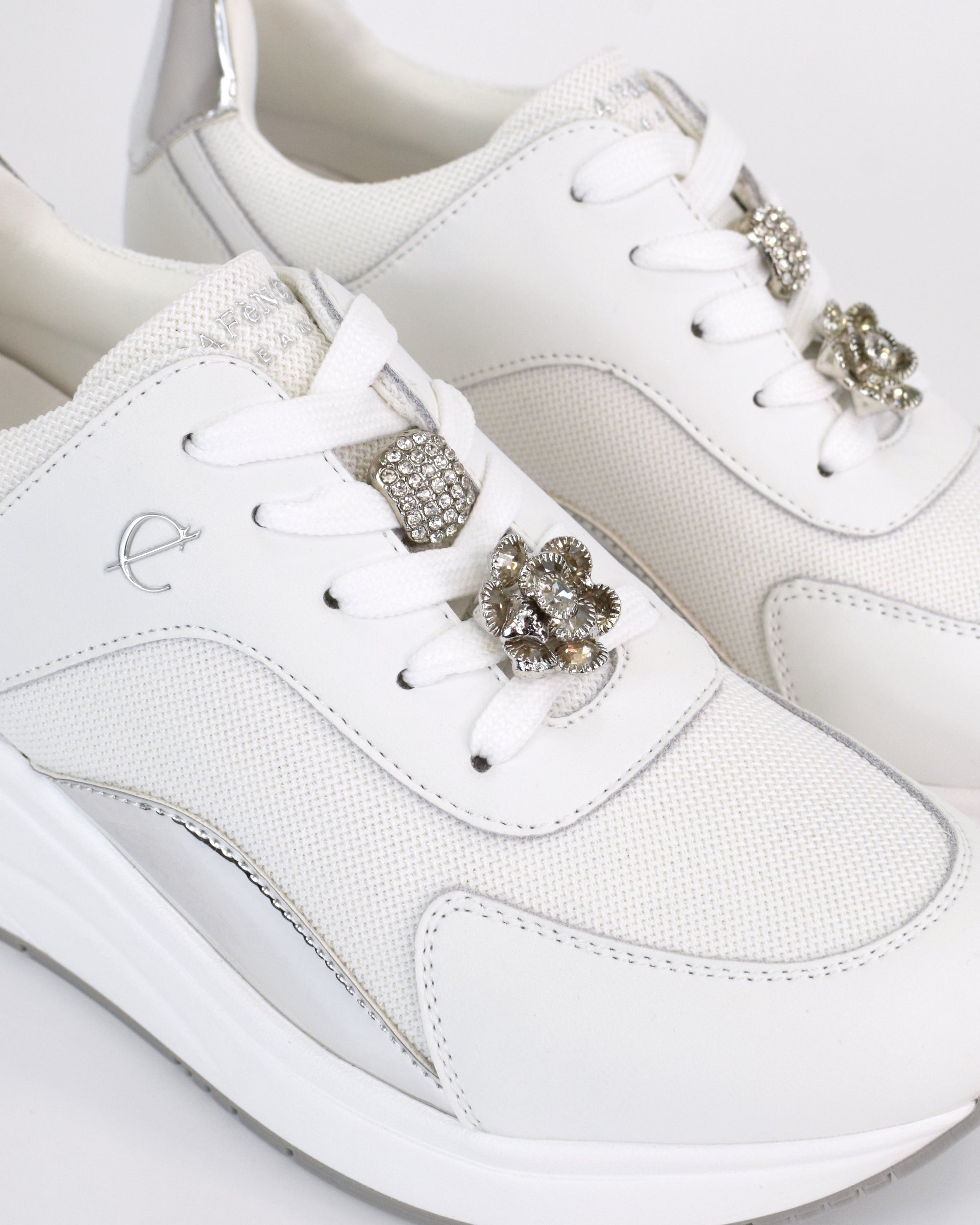 Sneaker con accessori