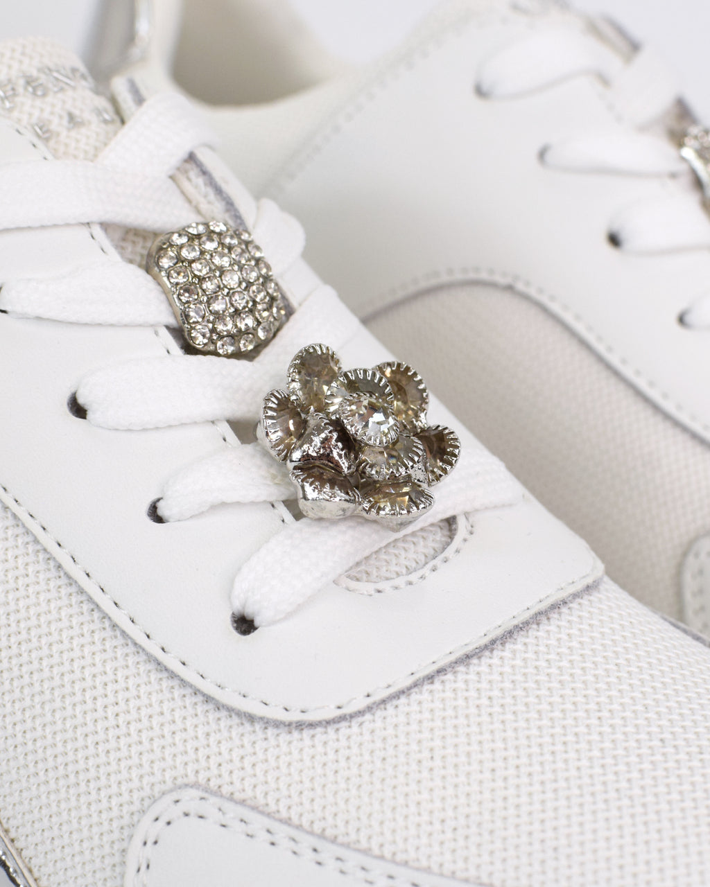Sneaker con accessori