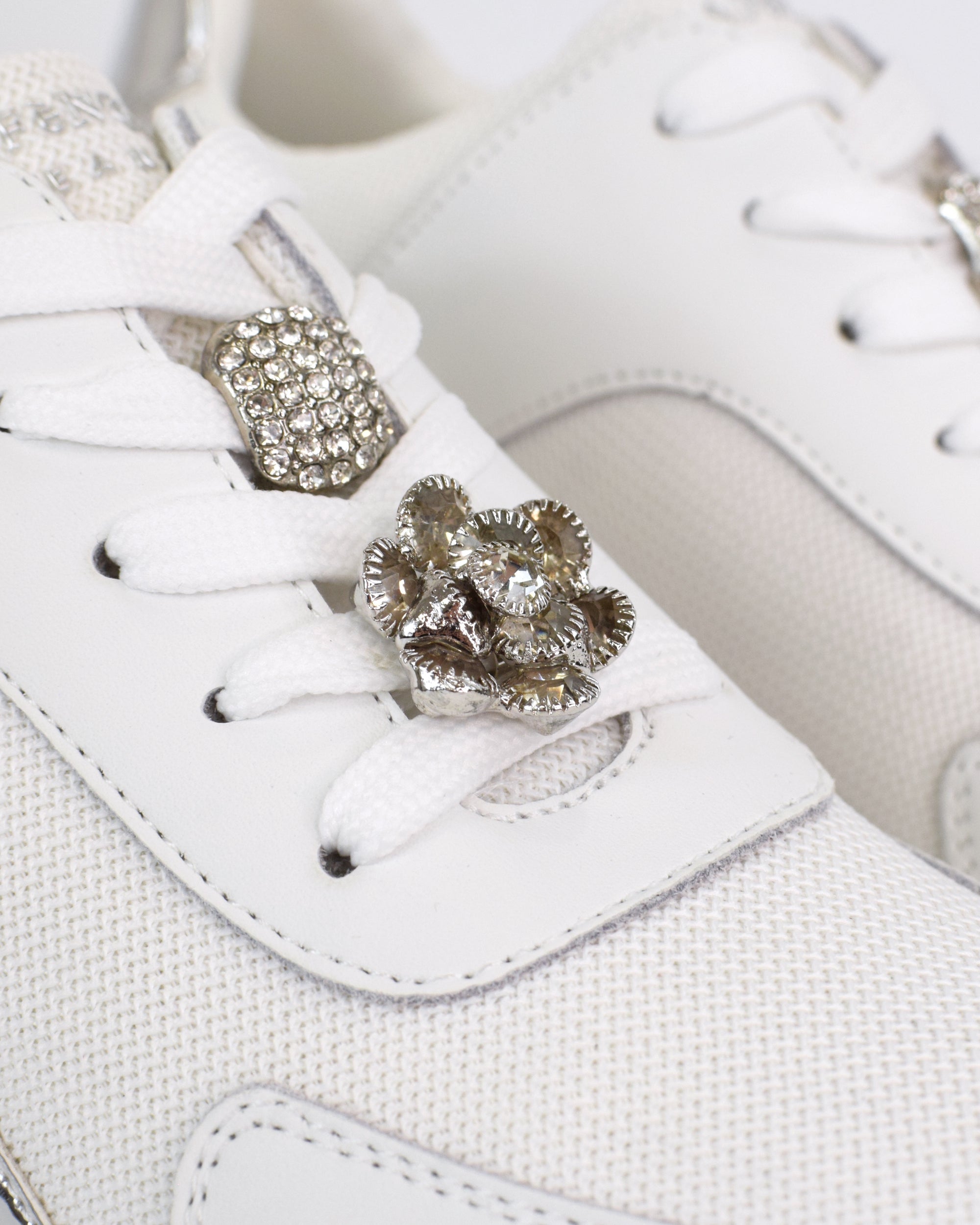 Sneaker con accessori