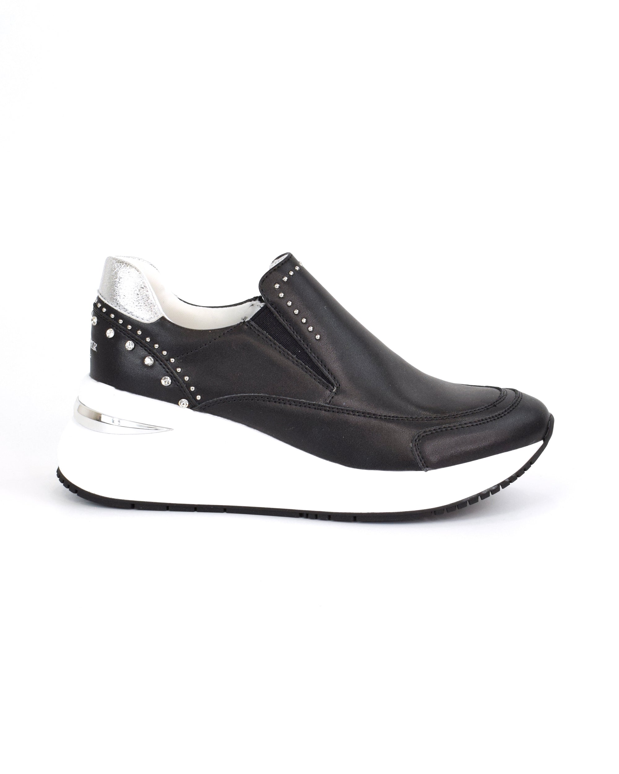 Sneaker slip-on con borchie e strass