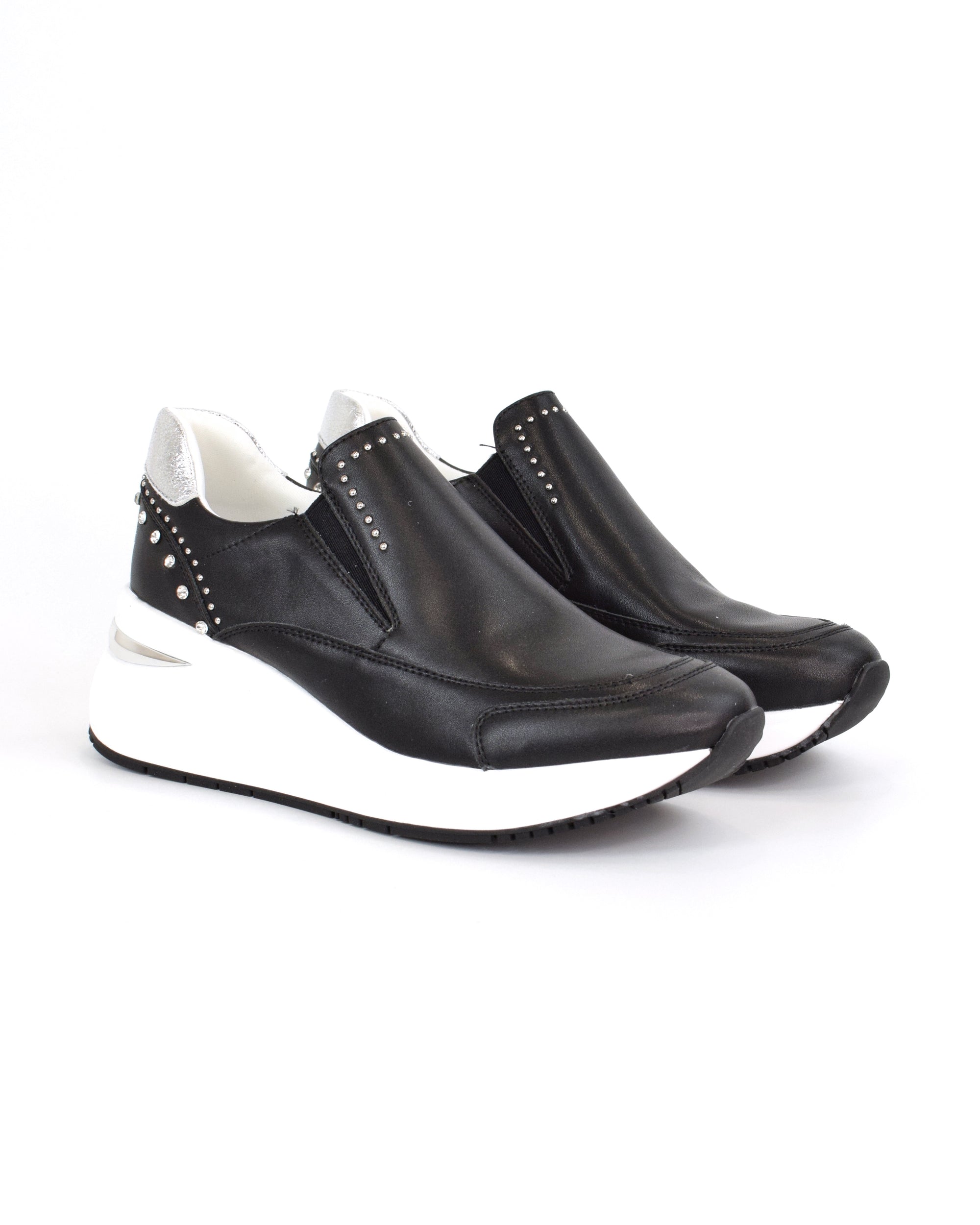 Sneaker slip-on con borchie e strass