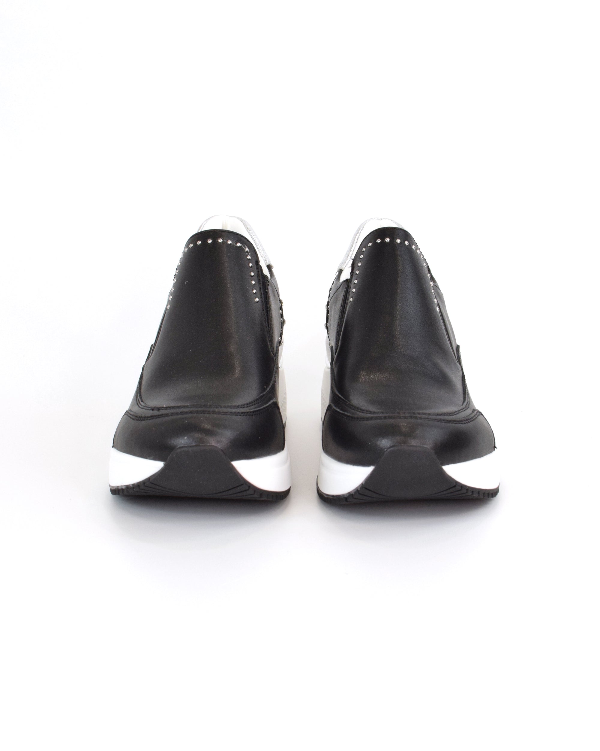 Sneaker slip-on con borchie e strass