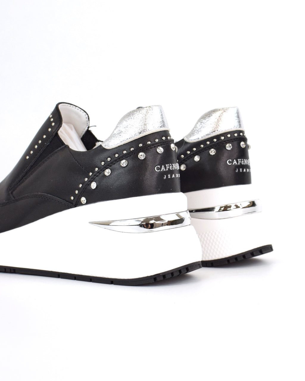 Sneaker slip-on con borchie e strass