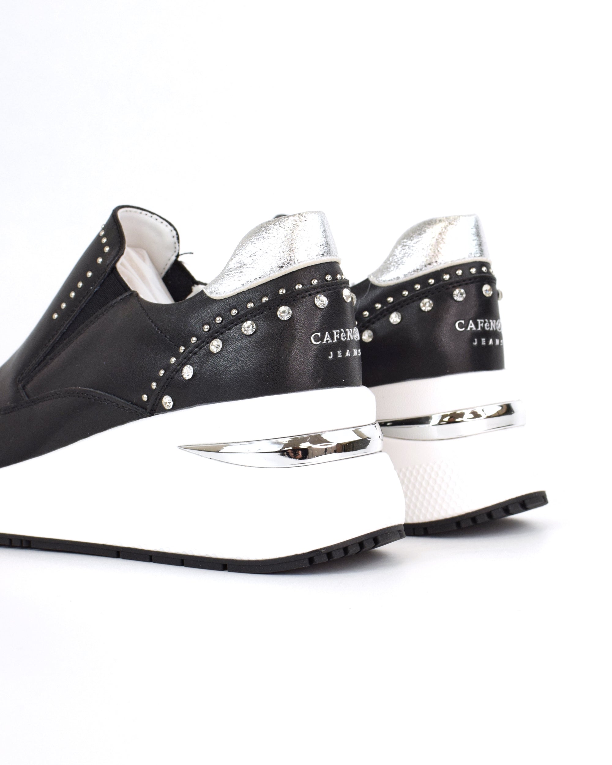 Sneaker slip-on con borchie e strass