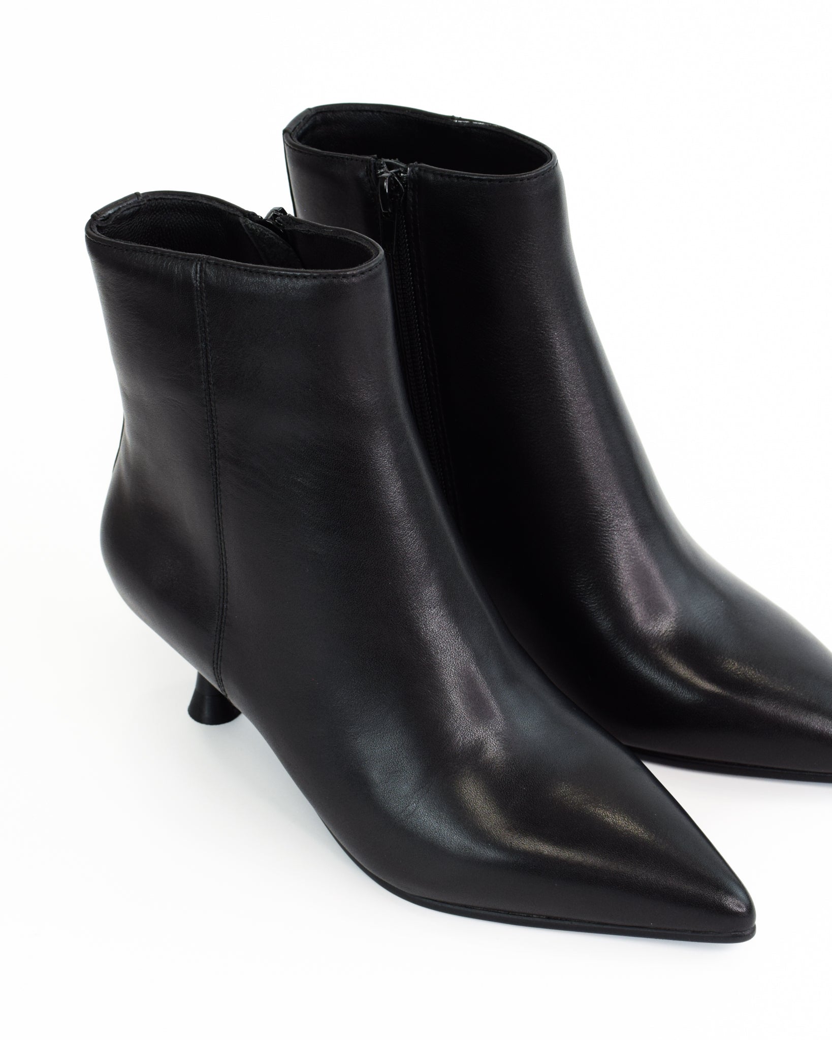 Tronchetto Nunzia in pelle con borchie