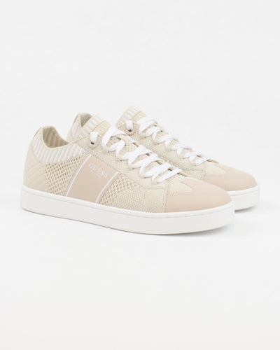 Sneaker in tela dettaglio