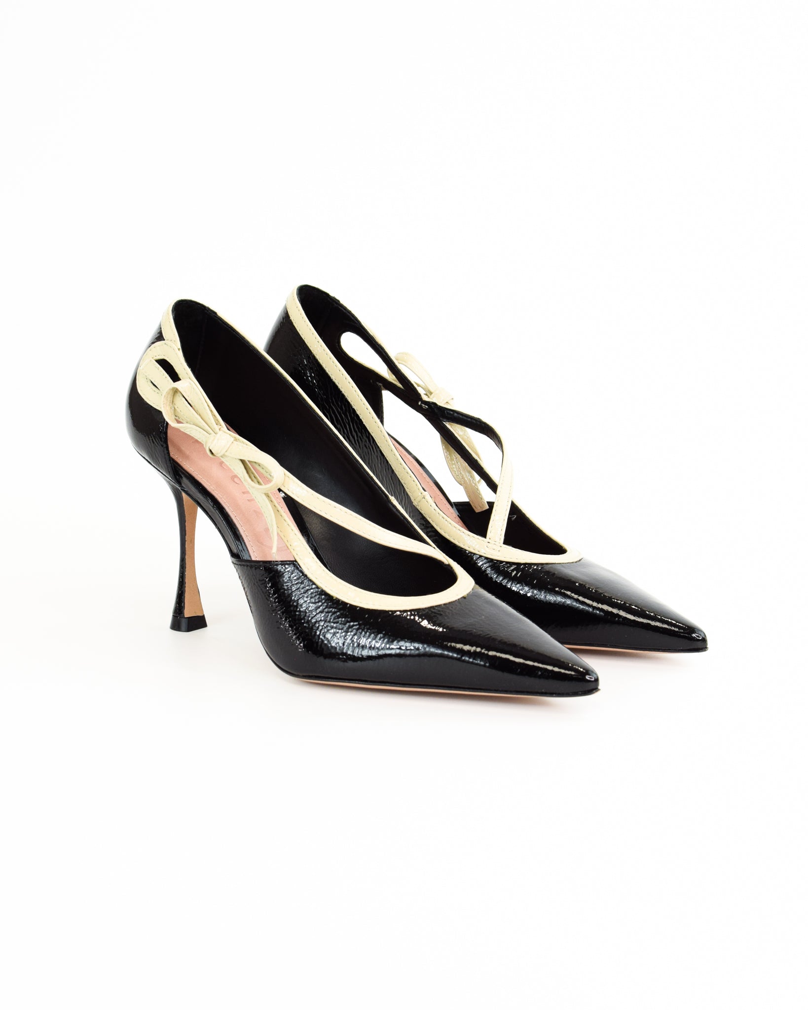 Décolleté in vernice lucida con fiocco