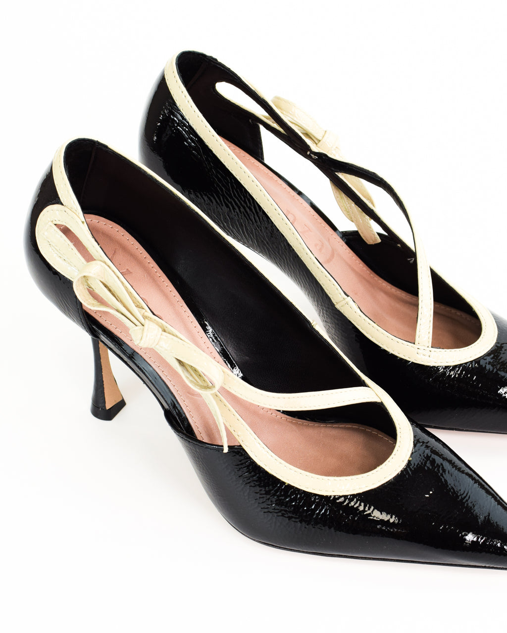 Décolleté in vernice lucida con fiocco