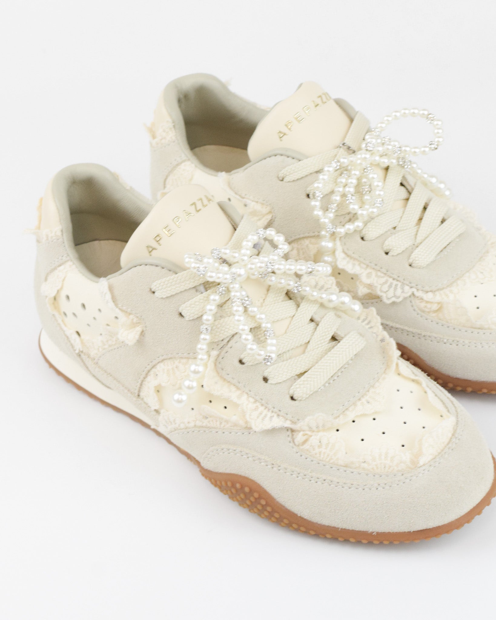 Sneaker con fiocco in perle