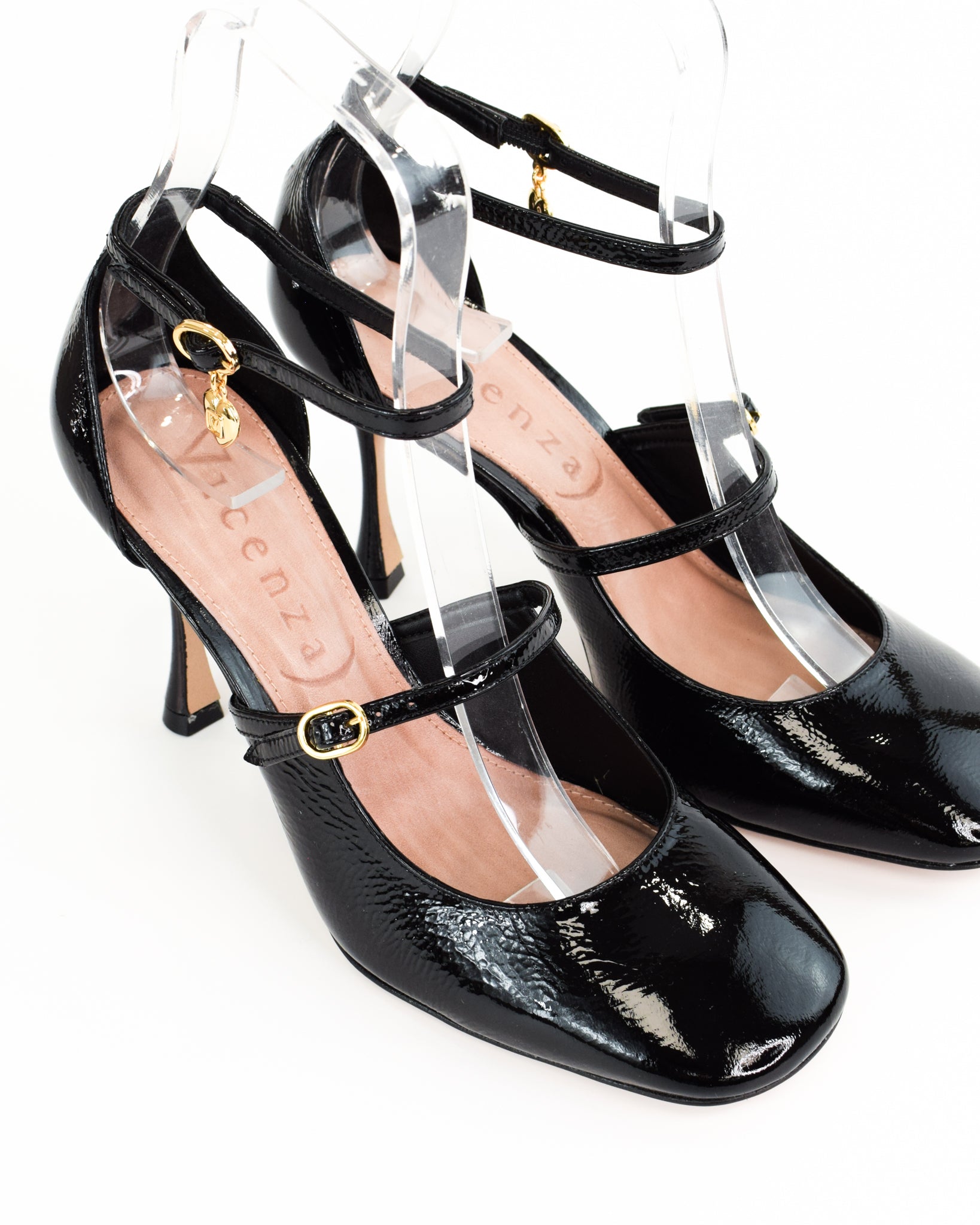 Décolleté in vernice con cinturino