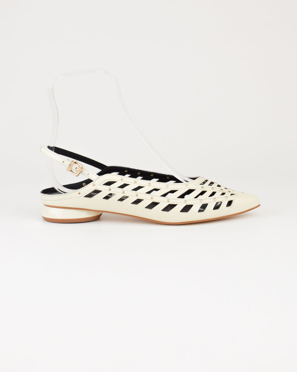 Slingback in nappa traforata con borchie e laccino