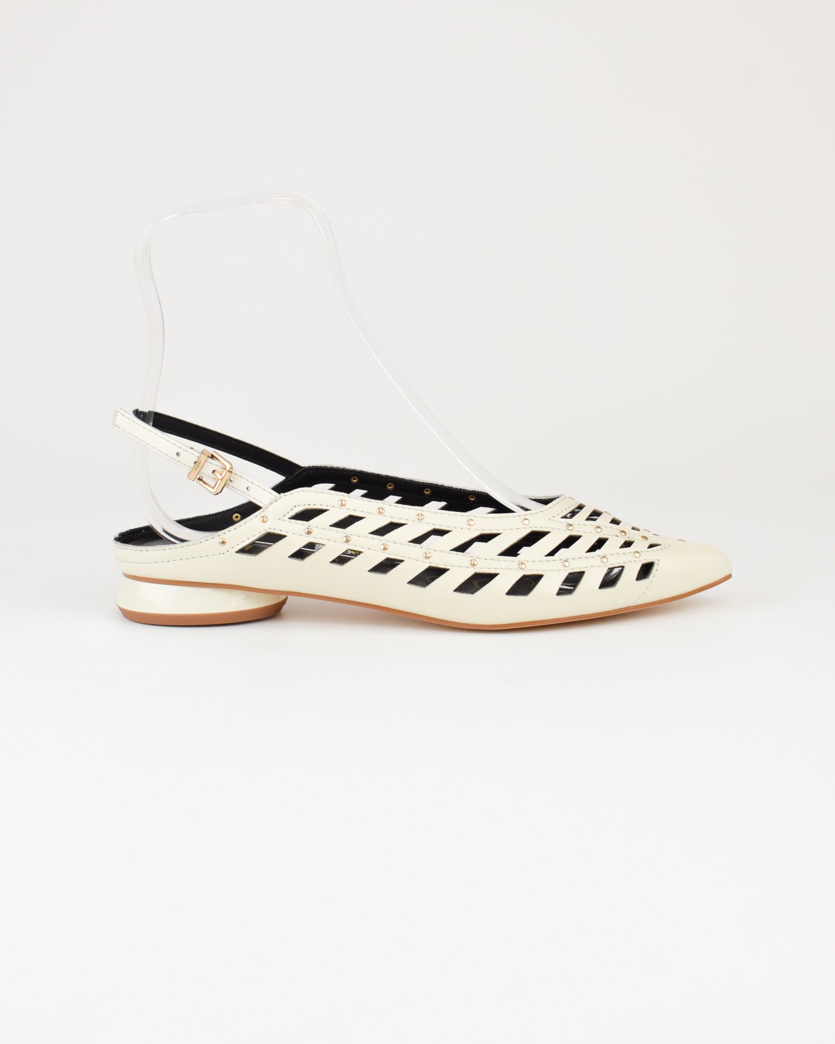 Slingback in nappa traforata con borchie e laccino